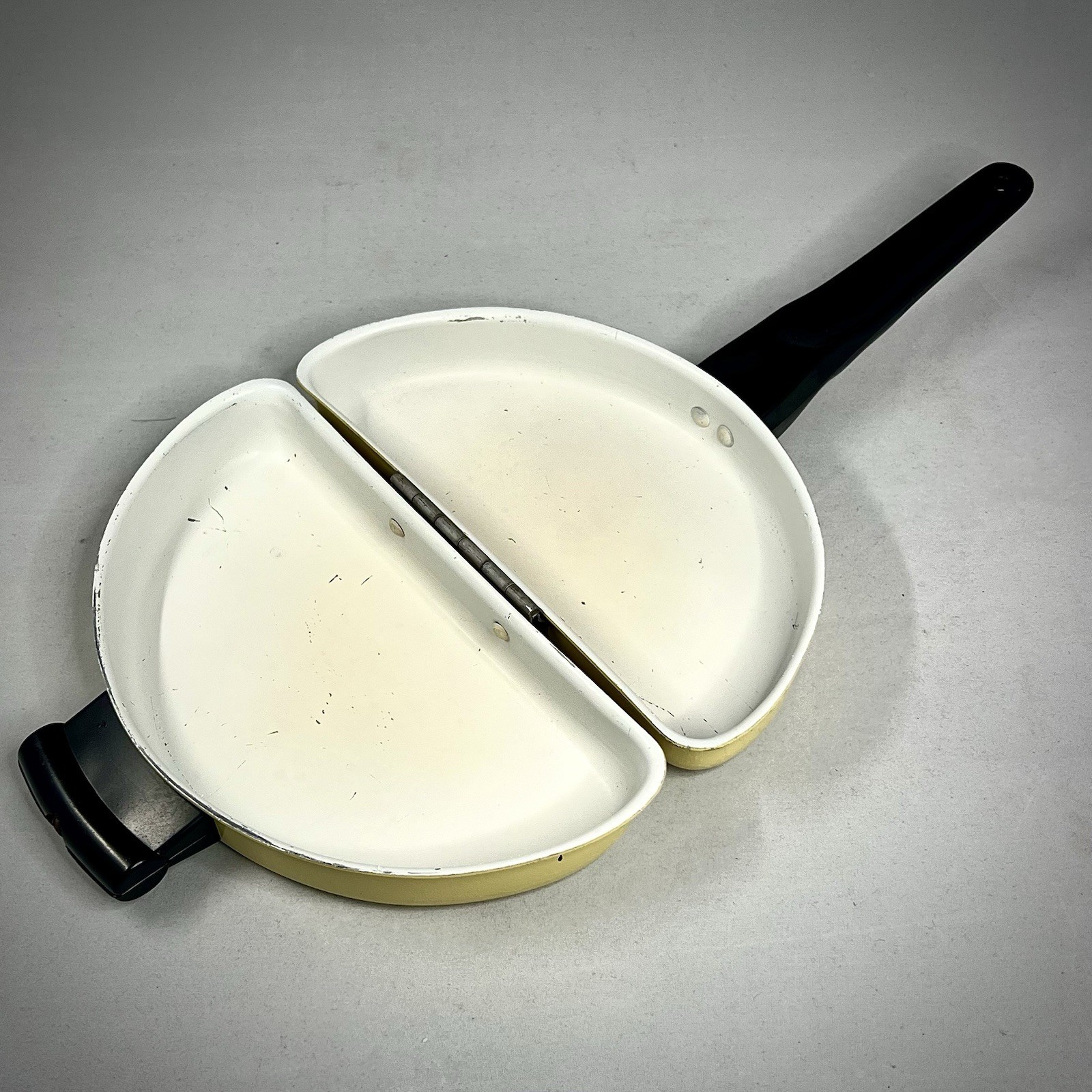 Vintage Hinged Double Omelet Pan, Non-Stick 2-Piece w/ Recipe, Yellow/Green