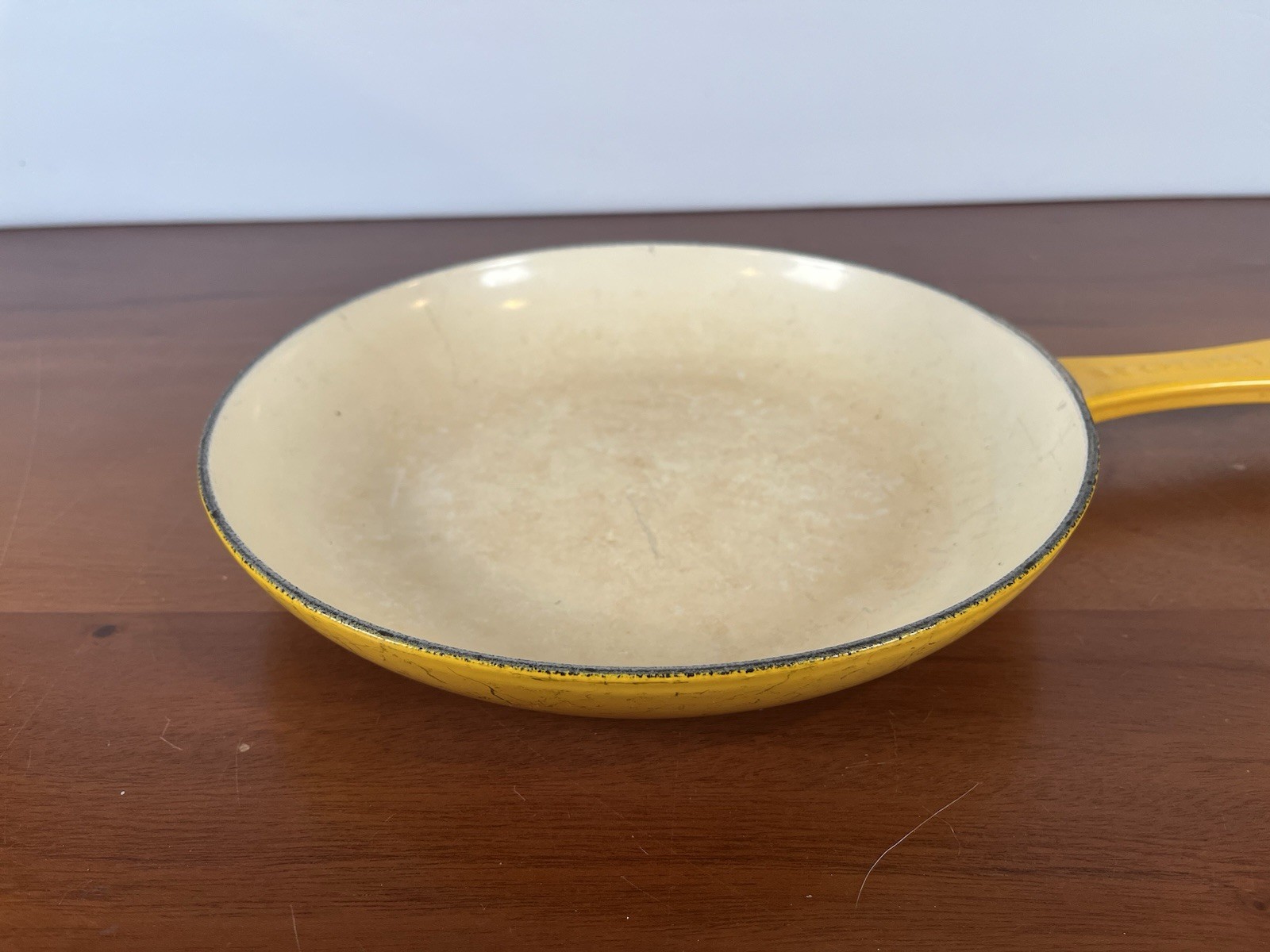 Le Creuset Cast Iron Enamel Shallow Fry Omelette Pan Yellow Nectar 9 3/4″