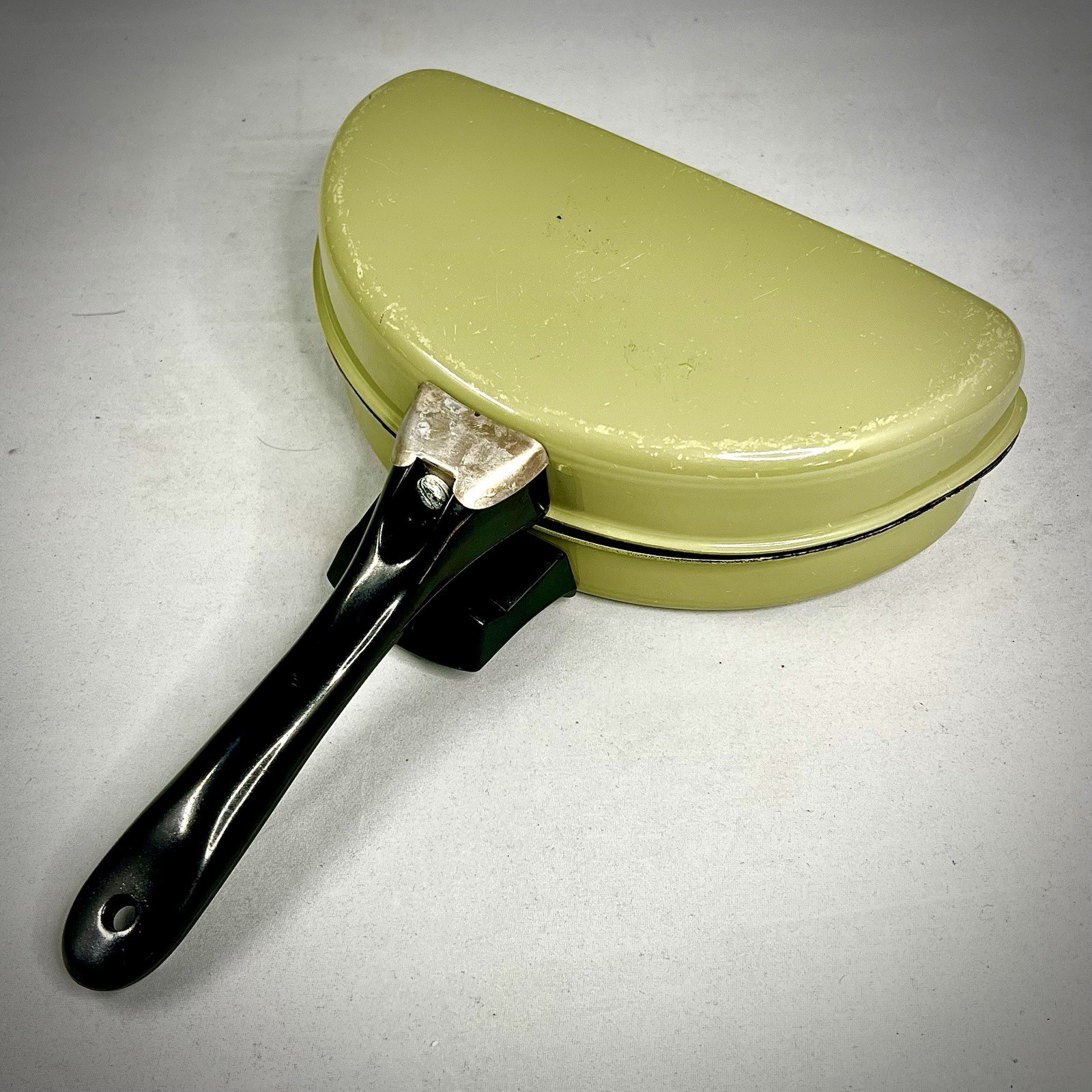 Vintage Hinged Double Omelet Pan, Non-Stick 2-Piece w/ Recipe, Yellow/Green