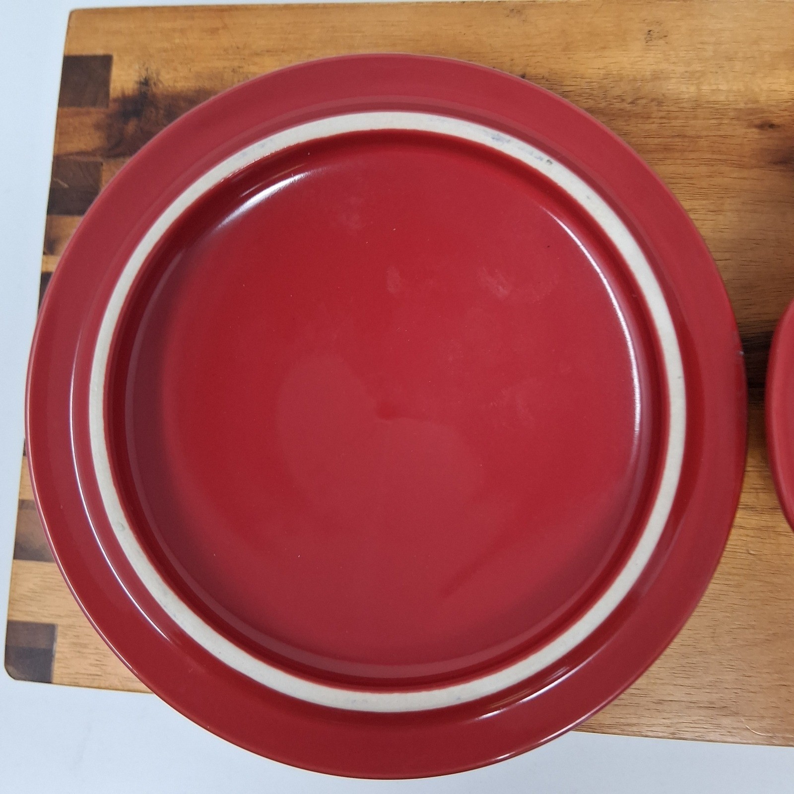 Petite Maison Red Ceramic Round Casserole Dish with Lid Oven Microwave Safe