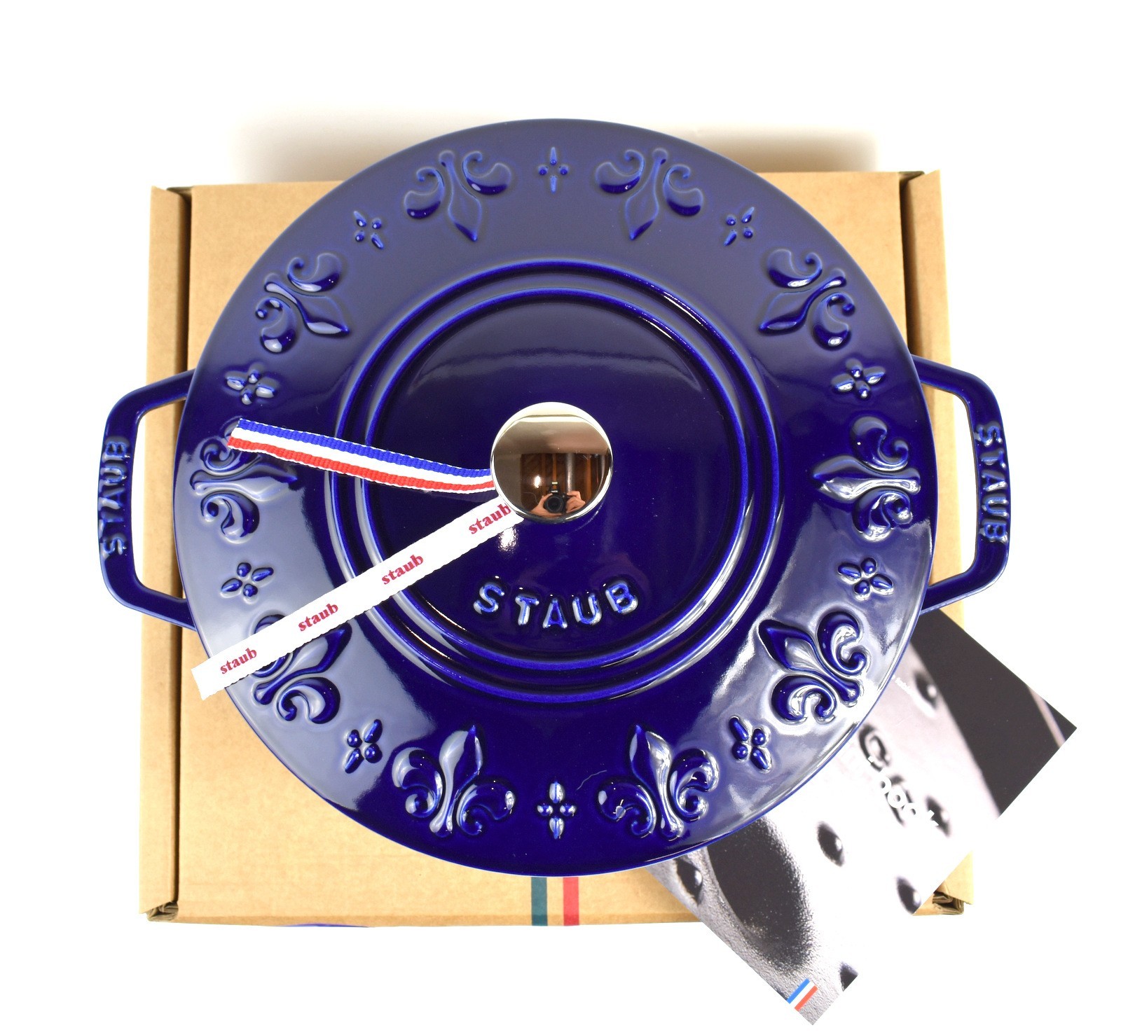 Staub La Cocotte 24cm/9.5 in. Cast Iron Round French Dutch Oven 3.6 L/3.75 QT