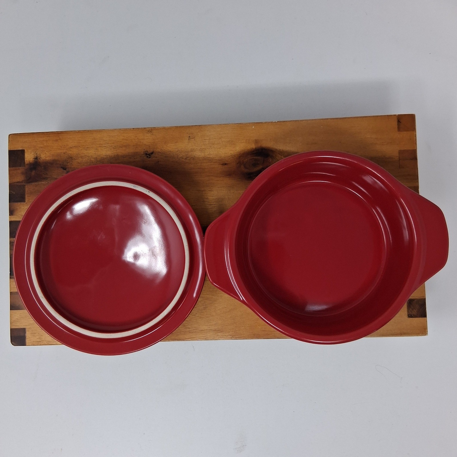Petite Maison Red Ceramic Round Casserole Dish with Lid Oven Microwave Safe