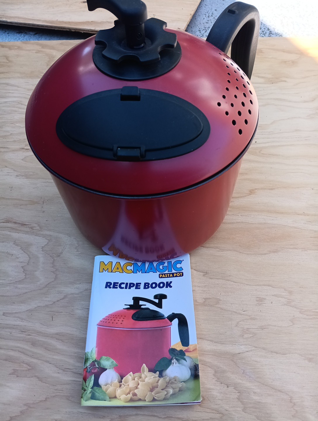 MacMagic Red Non-Stick Pasta Pot 4qt Built-in Strainer Lid Dishwasher Safe Set