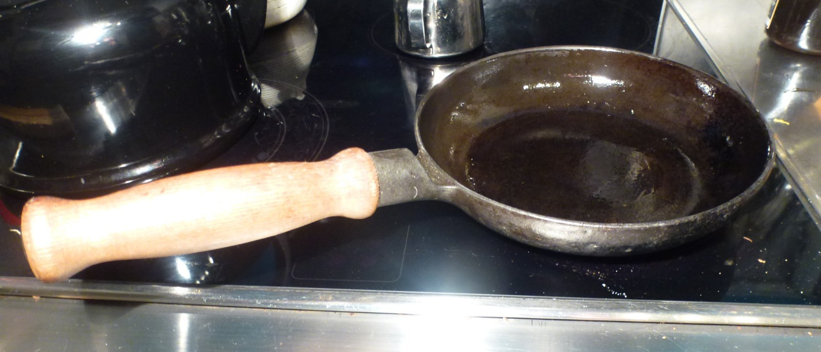 Cast Iron Pan Country House Style, 3.3 Lbs, 7.7 In X 1.6 In, Wooden Handle
