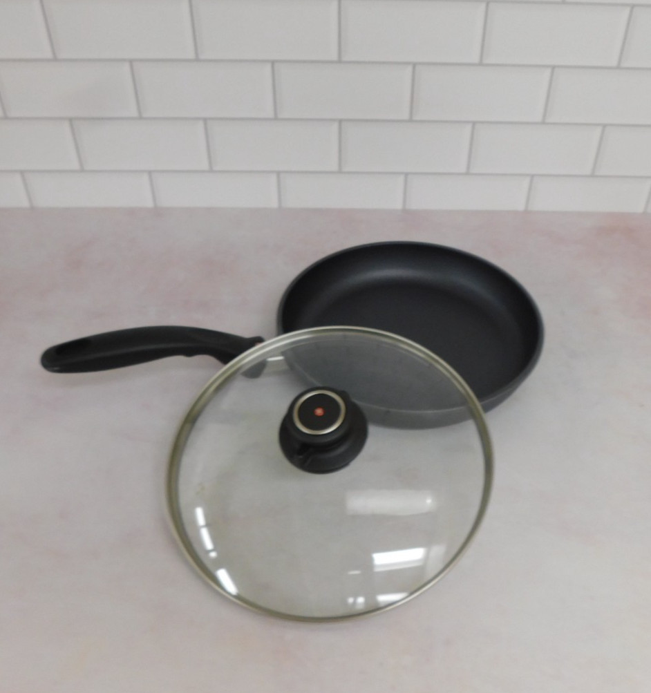 Swiss Diamond Classic HD Nonstick Fry Pan with Glass Lid, 9.5 Inch – NEW