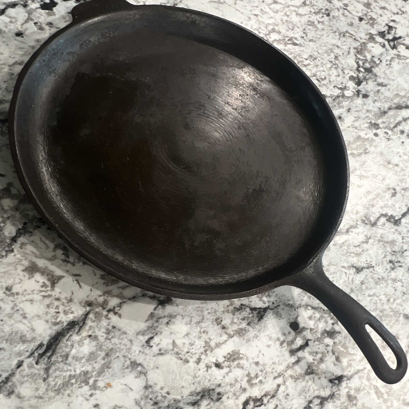 Wagner Ware Sidney Cast Iron Skillet No. 8 Round Black, Uncoated Long Handle