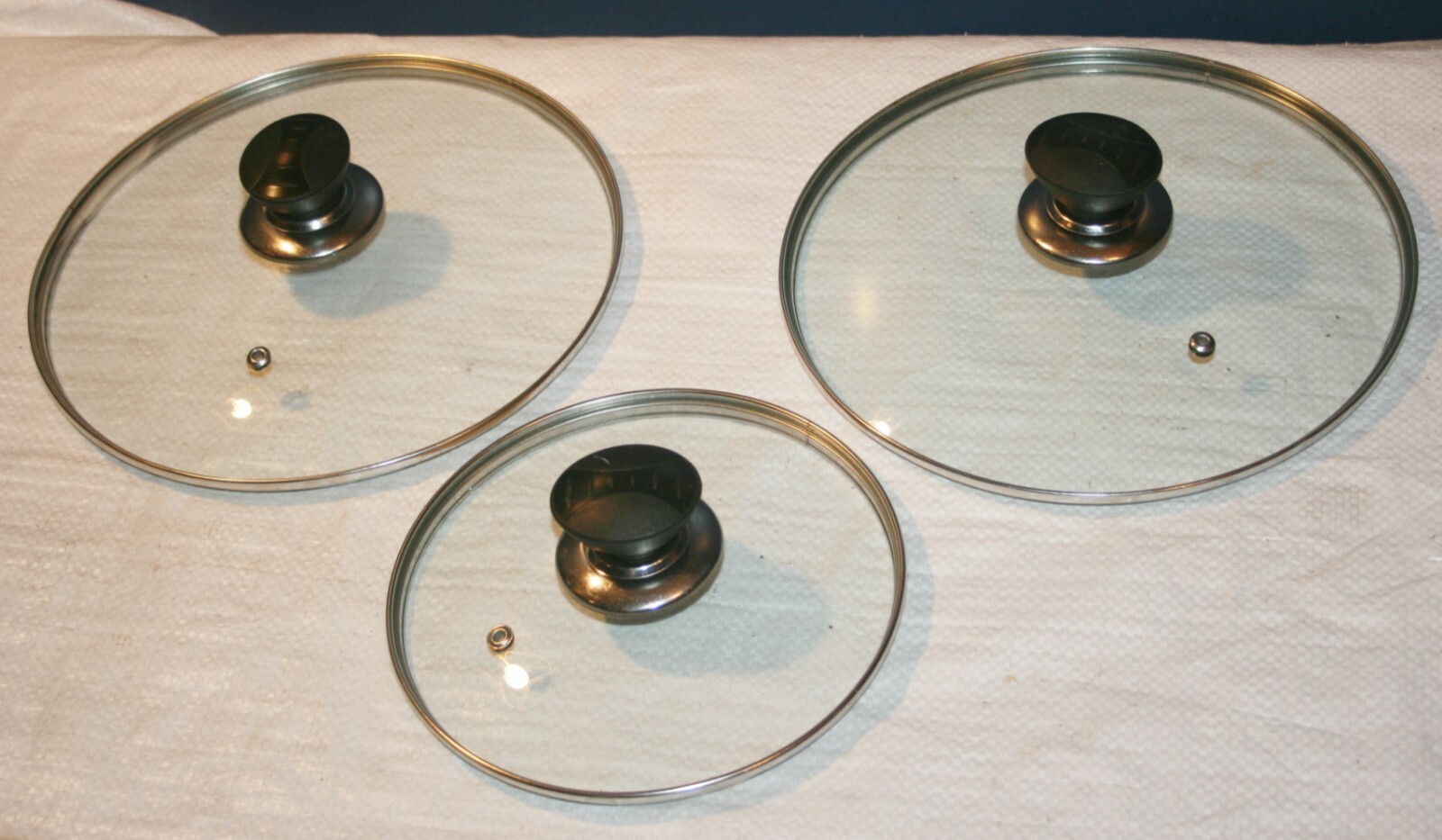 LOT OF 3 GLASS COOKWARE LIDS – (2) 9-1/4″ & (1) 7″ INSIDE DIAMETER LIDS