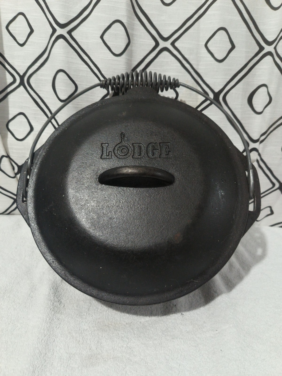 LODGE 10 1/4 inch 8 DO Cast Iron Dutch Oven w/Lid Bail Handle Camping Outdoors