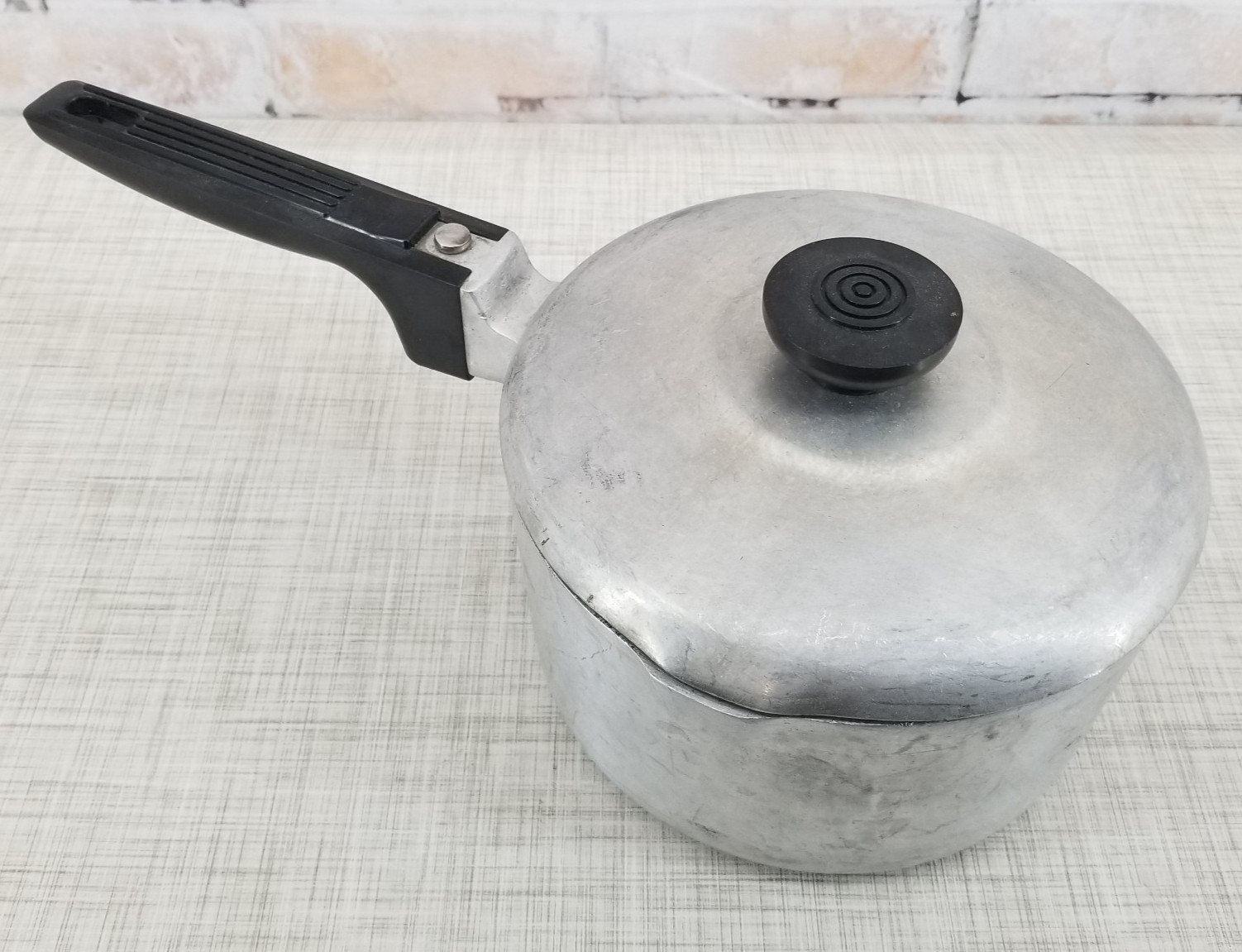 Magnalite Classic 2 Qt / 1.9 L Saucepan Double Spout 6.5″ Wide