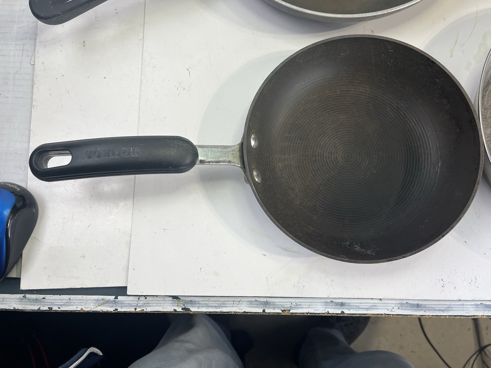 Four Piece Frying Pans Plus Screen Lid See Pics For Sizes Y B