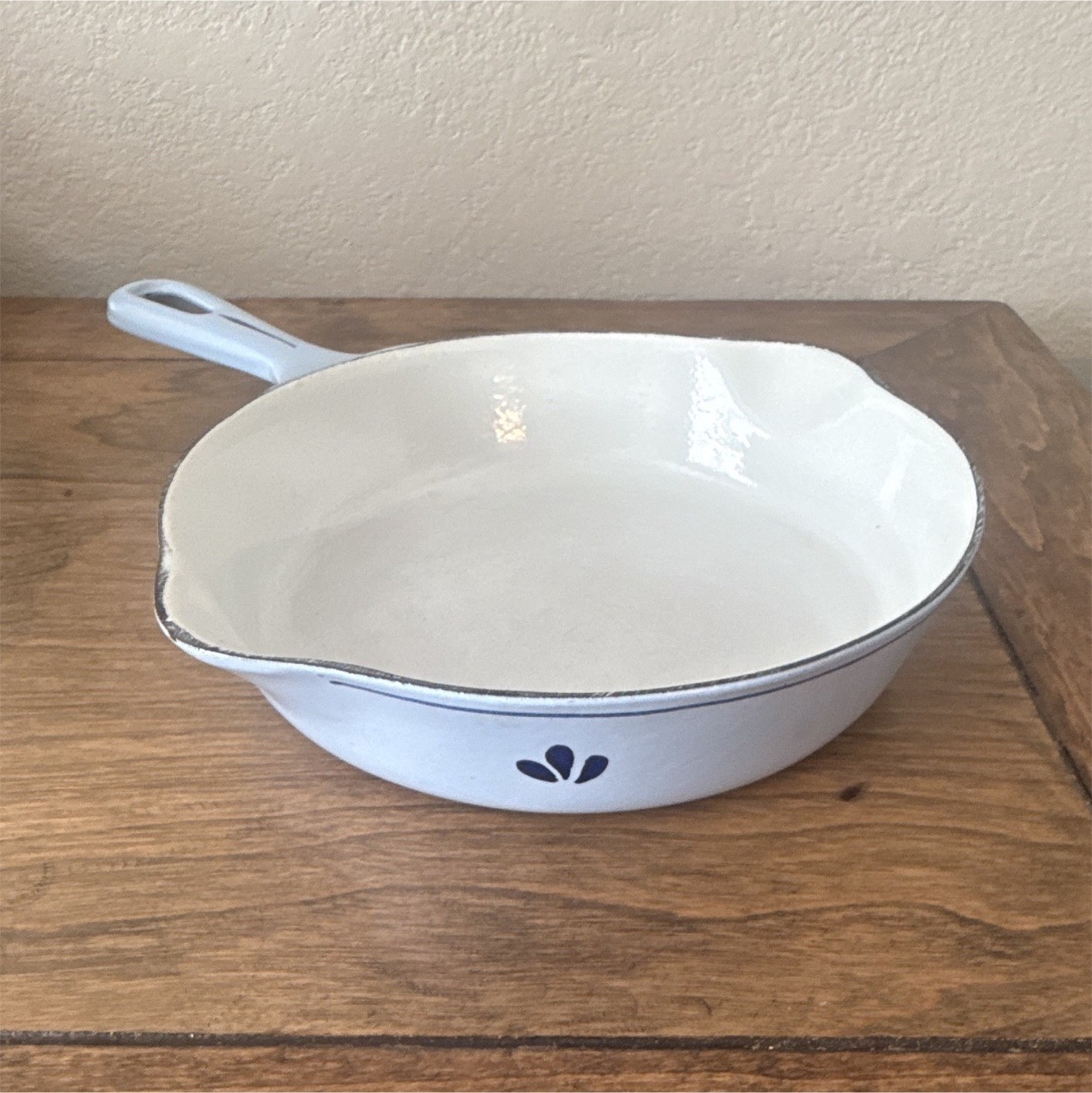 DRU Holland White/Blue Enamel Cast Iron Round Skillet w/ Pour Spouts