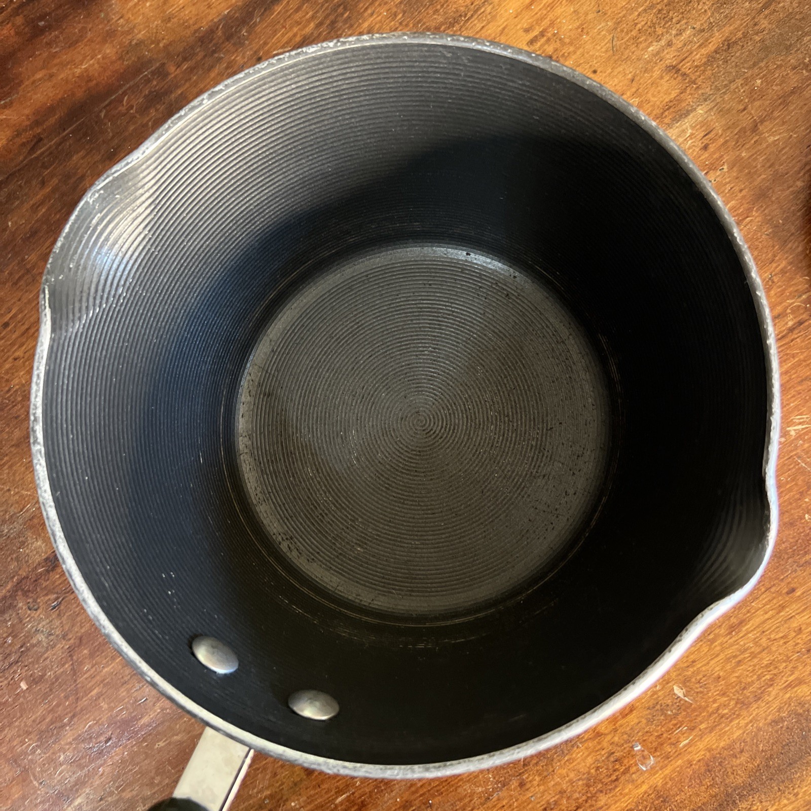 Circulon 2.5 Quart 2.4 L ~ Anodized Non-Stick Sauce Pan w/Lid ~Double Spout~READ