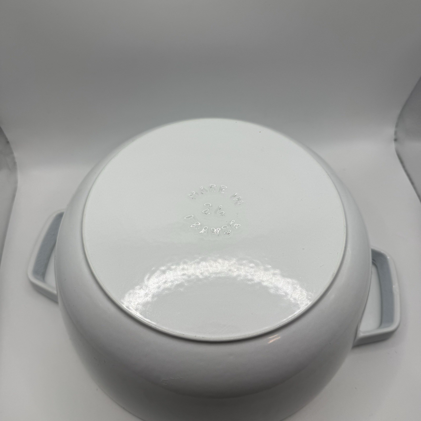 Staub 24cm Round Cocotte White Enameled Cast Iron Dutch Oven w Lid France