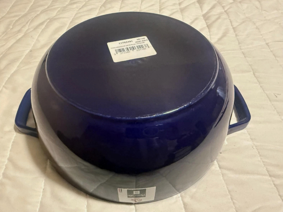 Staub 3.75qt Essential French Oven with Lilly Lid, LA Marmite. Dark Blue