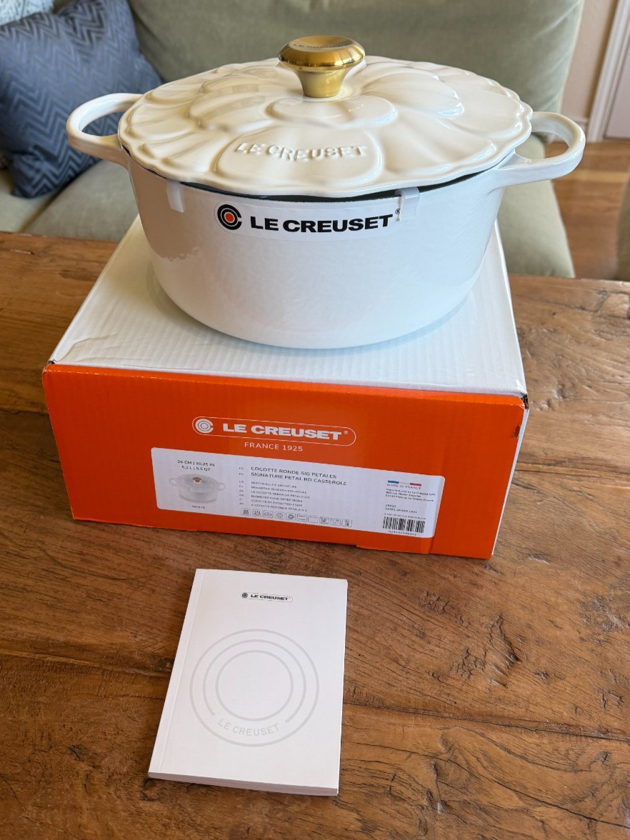 Le Creuset Enameled Cast Iron Petal Round Casserole 26 cm 5.5 qt White NEW