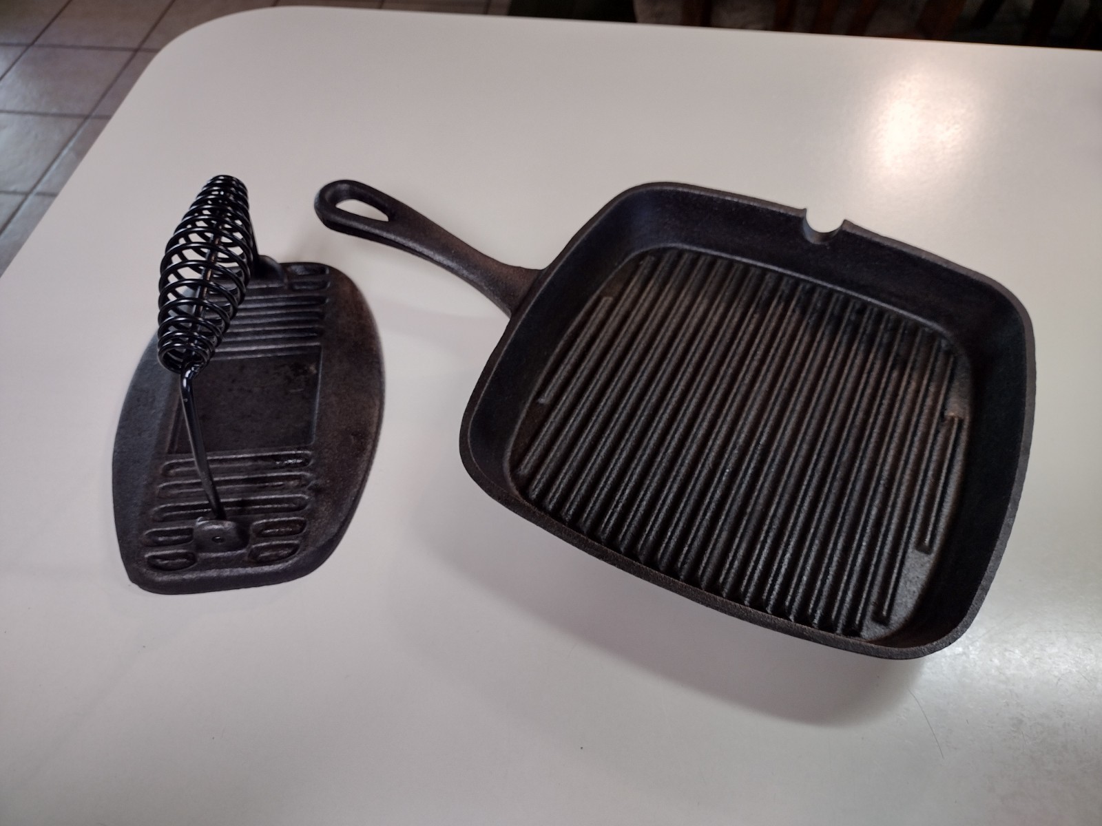 Cast Iron 8″ – 9″ Square Grill Pan Griddle with Panini Bacon Burger Press Black