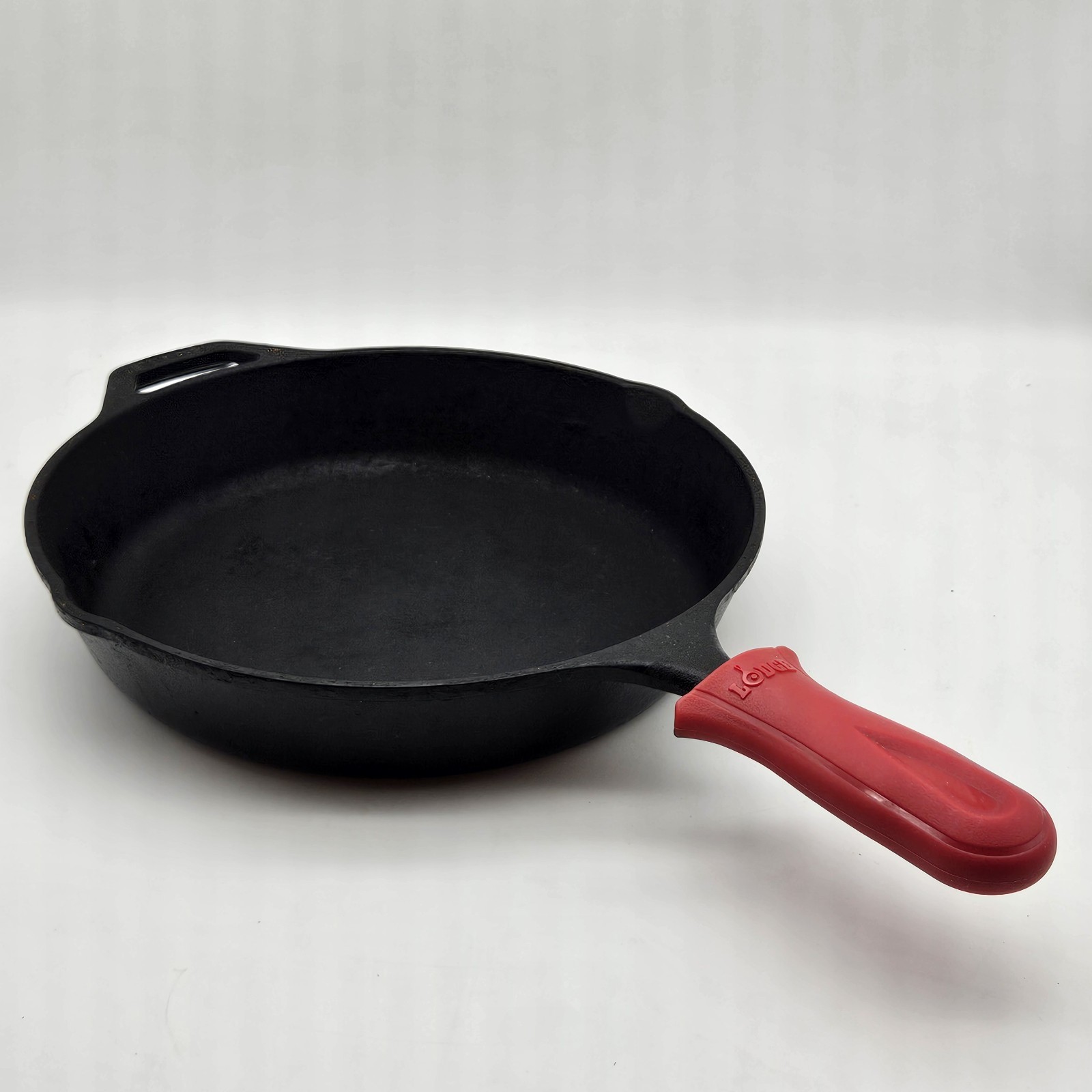 Lodge Cast Iron Pan Skillet 10″ W/2 Pour Lips & Silicone Hot Handle Holder