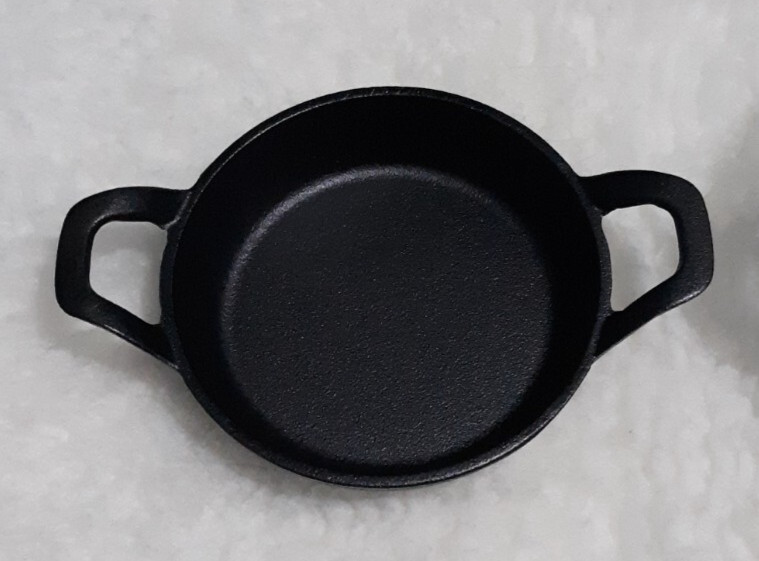 4-Unbranded Mini Cast Iron Skillets 6.3 x 6.3 x 1.5 Inch Cast Iron Pans.