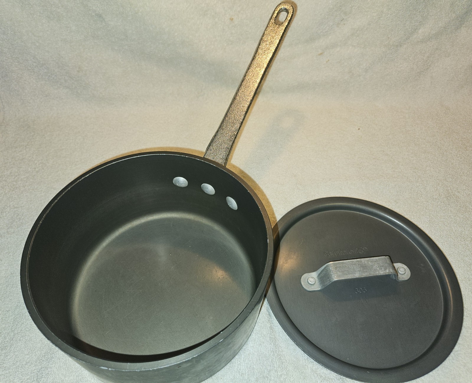 Calphalon 8702 1/2 Cookware 2.5 Qt Saucepan w/ Lid Hard Anodized Aluminum