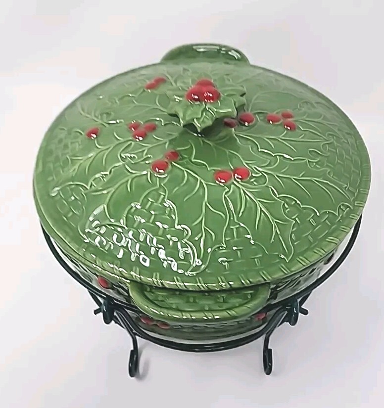 Temp-Tations Ovenware Green Holly Berry 2 QT Round Casserole dish w/Lid & Rack