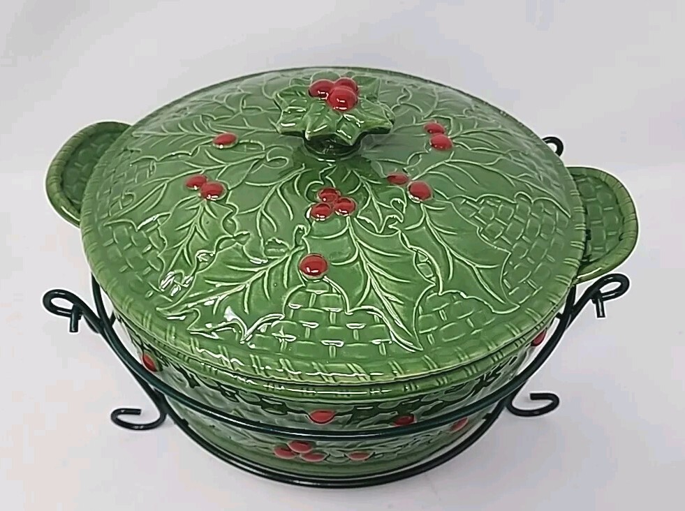 Temp-Tations Ovenware Green Holly Berry 2 QT Round Casserole dish w/Lid & Rack