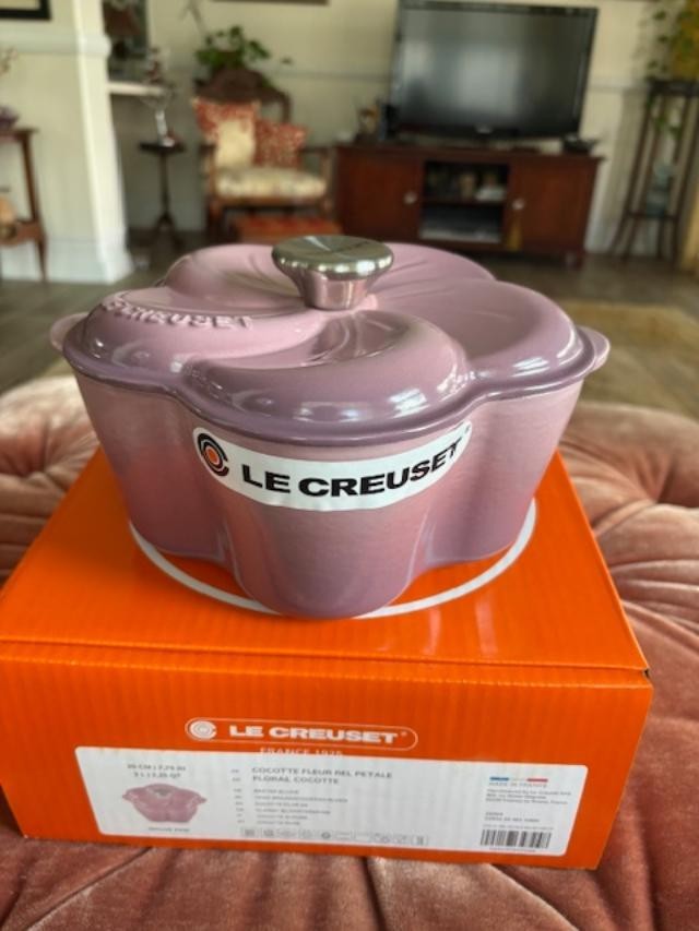 Le Creuset Traditional Petal Enamelled Cast Iron Oven 2.25 qt Mauve Pink
