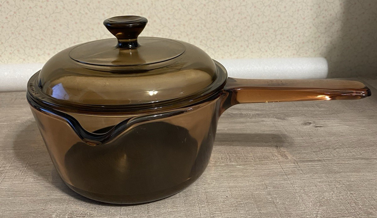 VISION BY CORNING 1 LITER GLASS / SILVERSTONE SAUCEPAN W SPOUT AND LID PREOWNED