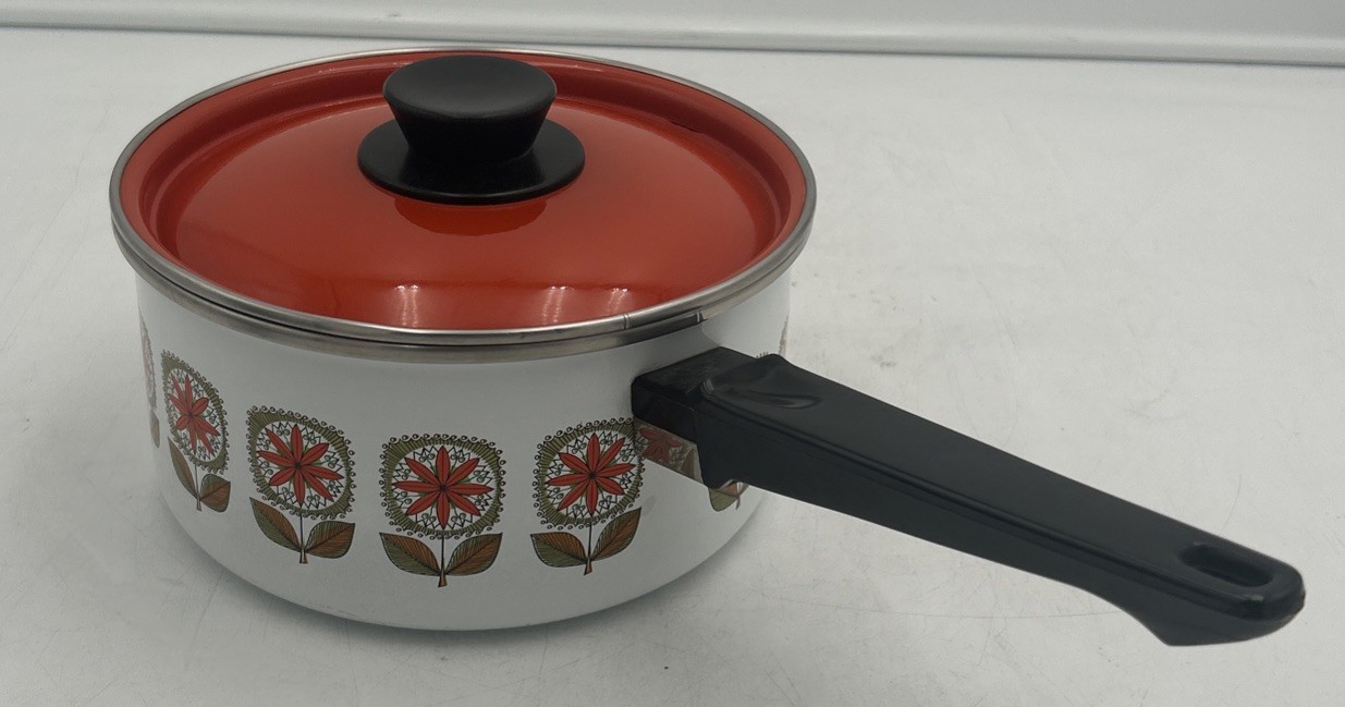 VINTAGE Enamelware 7 Piece Pots, Skillet & Kettle Set – Red Floral – MINT CONDT.
