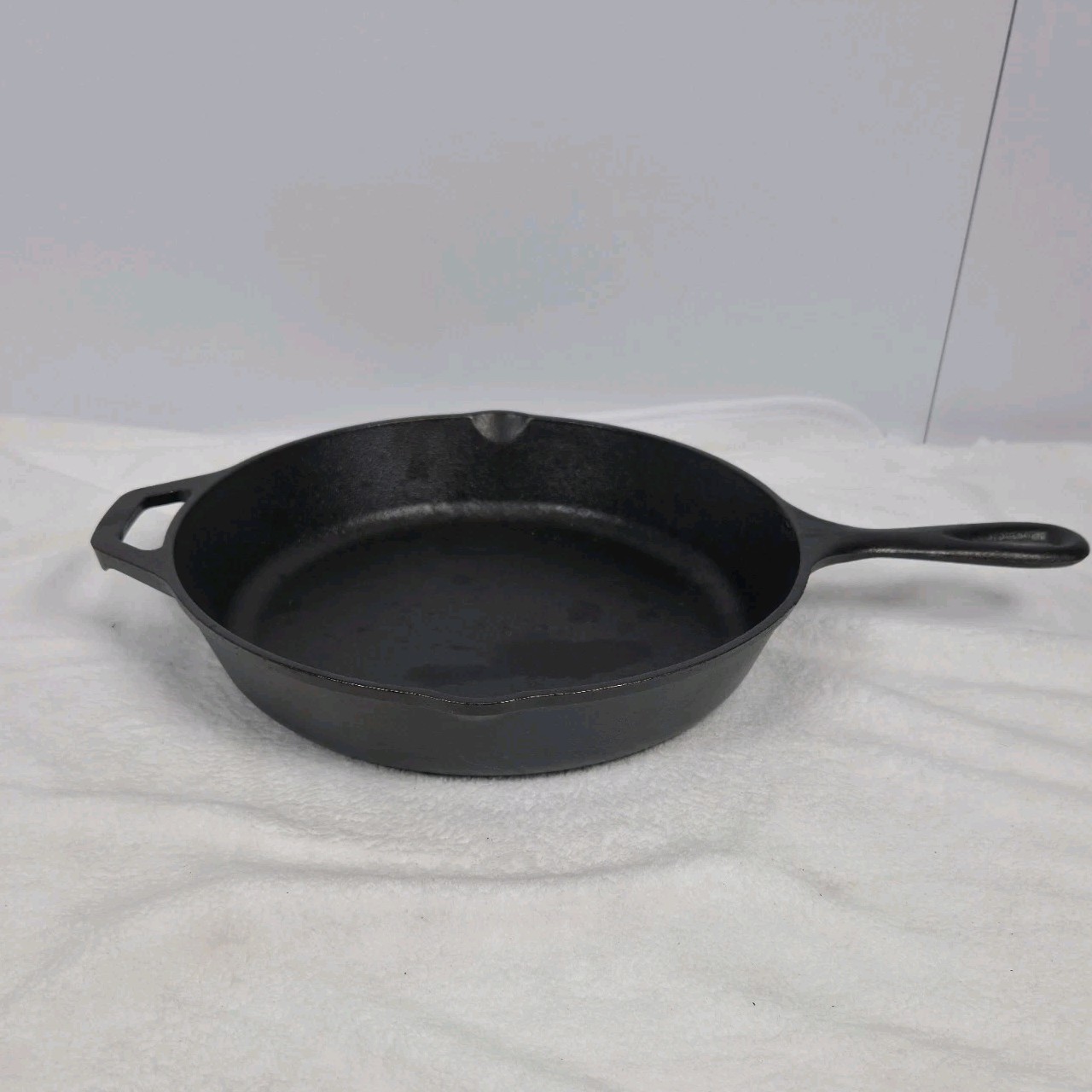 Lodge 10″ Cast Iron Skillet Frying Pan 8SK Made in USA Double Handle Pour Spouts