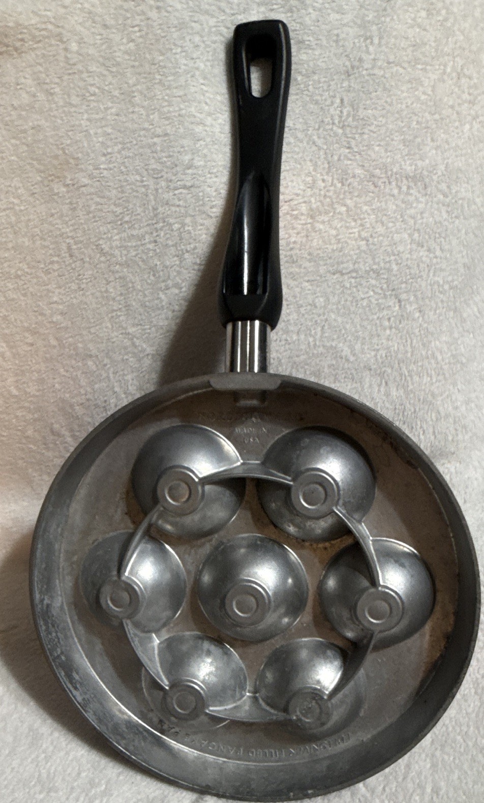 Non-Stick 7-Egg Poaching Pan Round Black Metal Long Handle Gas/Electric 350°F