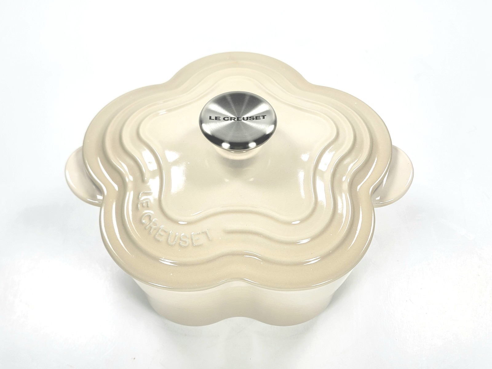 Le Creuset Cast Iron 2L / 2-1/4qt Flower Cocotte Oven NIB color ~ DUNE / ALMOND