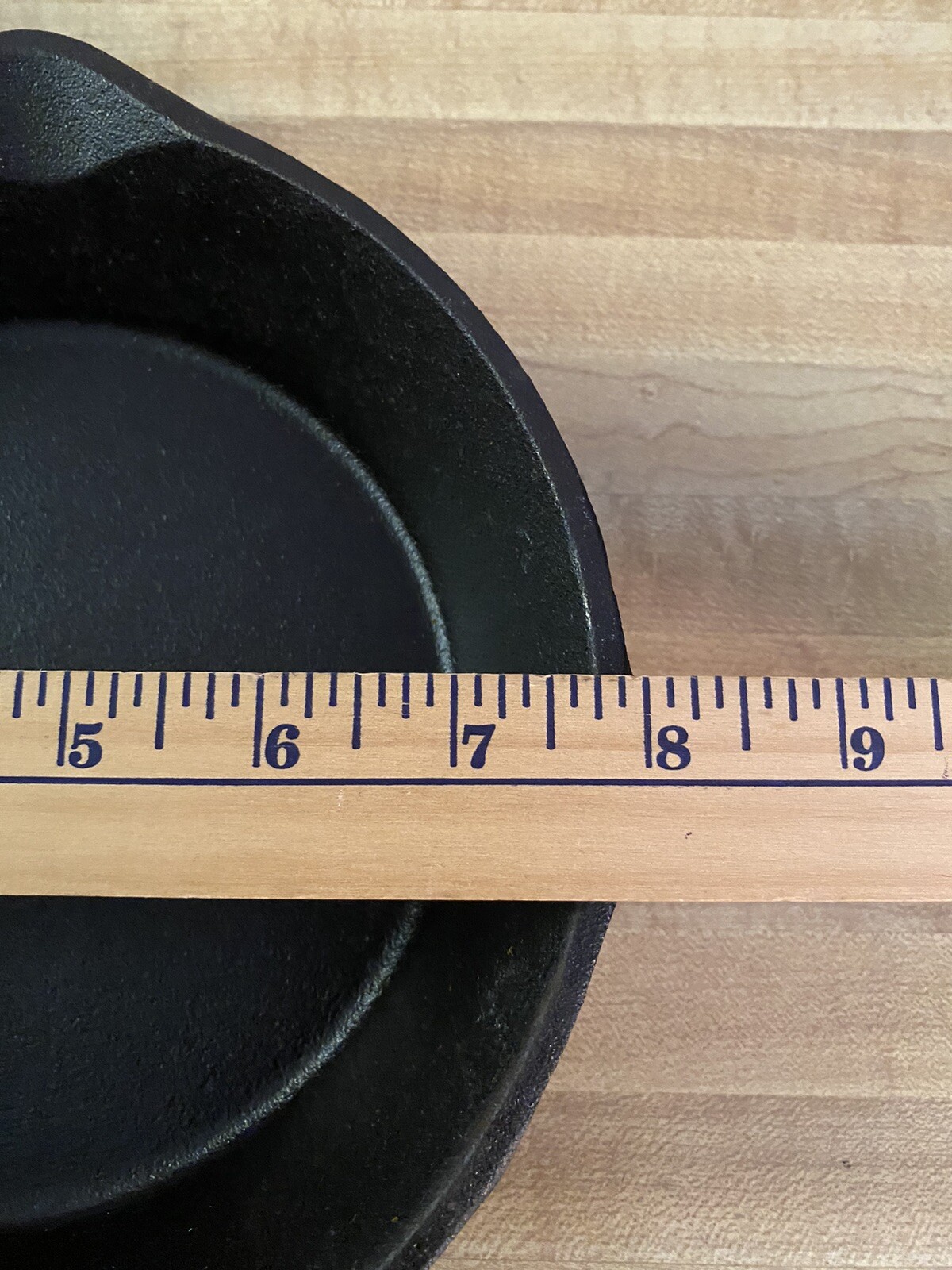 Preowned “Bayou Classic” Black 8-in Cast Iron Skillet Double Pour Spouts