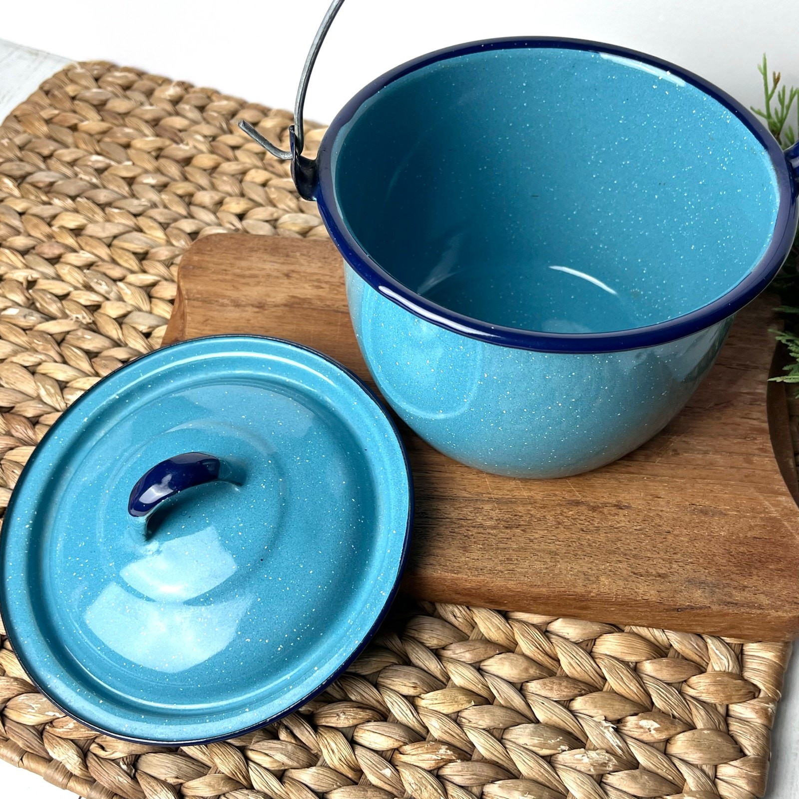1.5 Quart Enamelware Metal Pot w/ Lid Turquoise Blue White Speckles Navy Accents