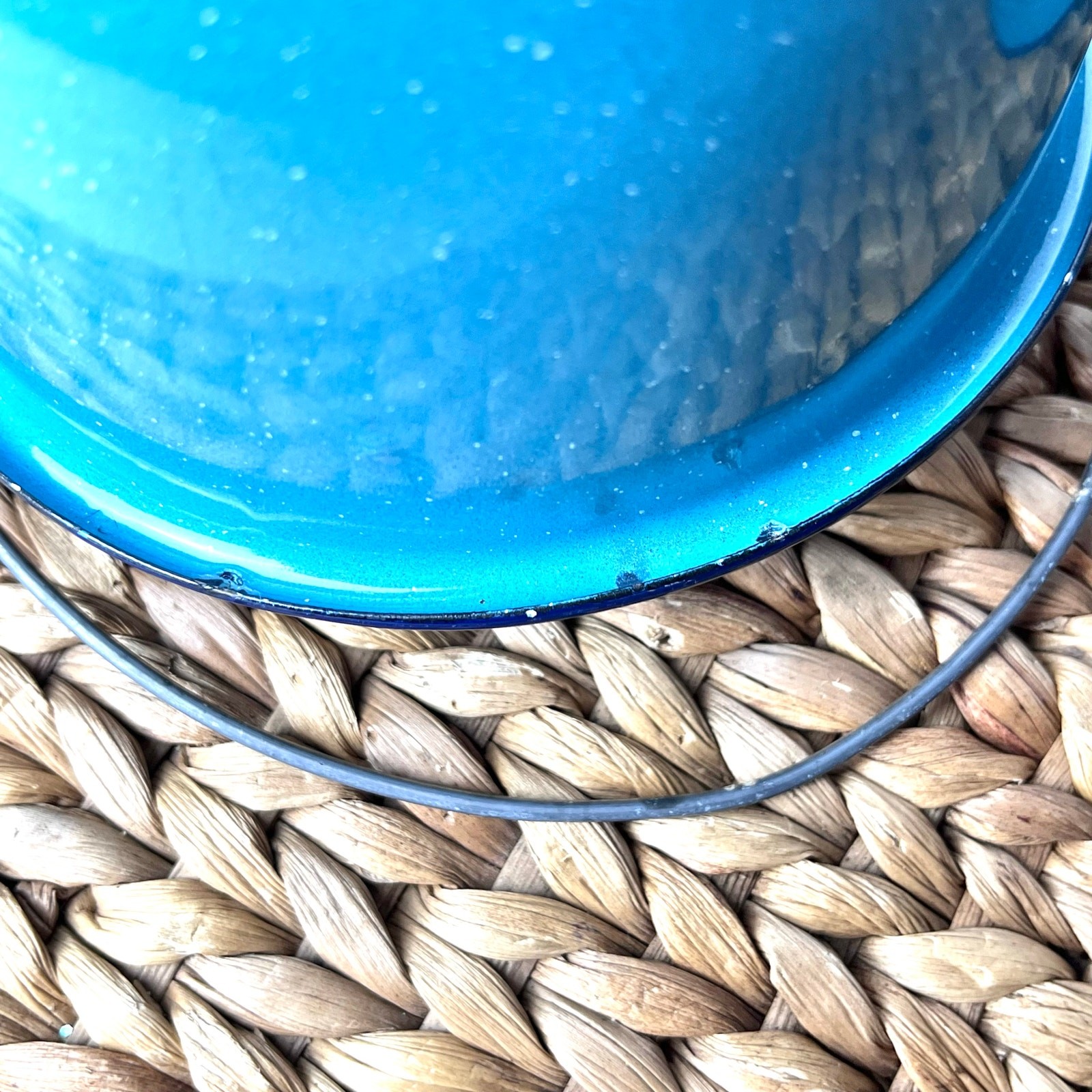 1.5 Quart Enamelware Metal Pot w/ Lid Turquoise Blue White Speckles Navy Accents