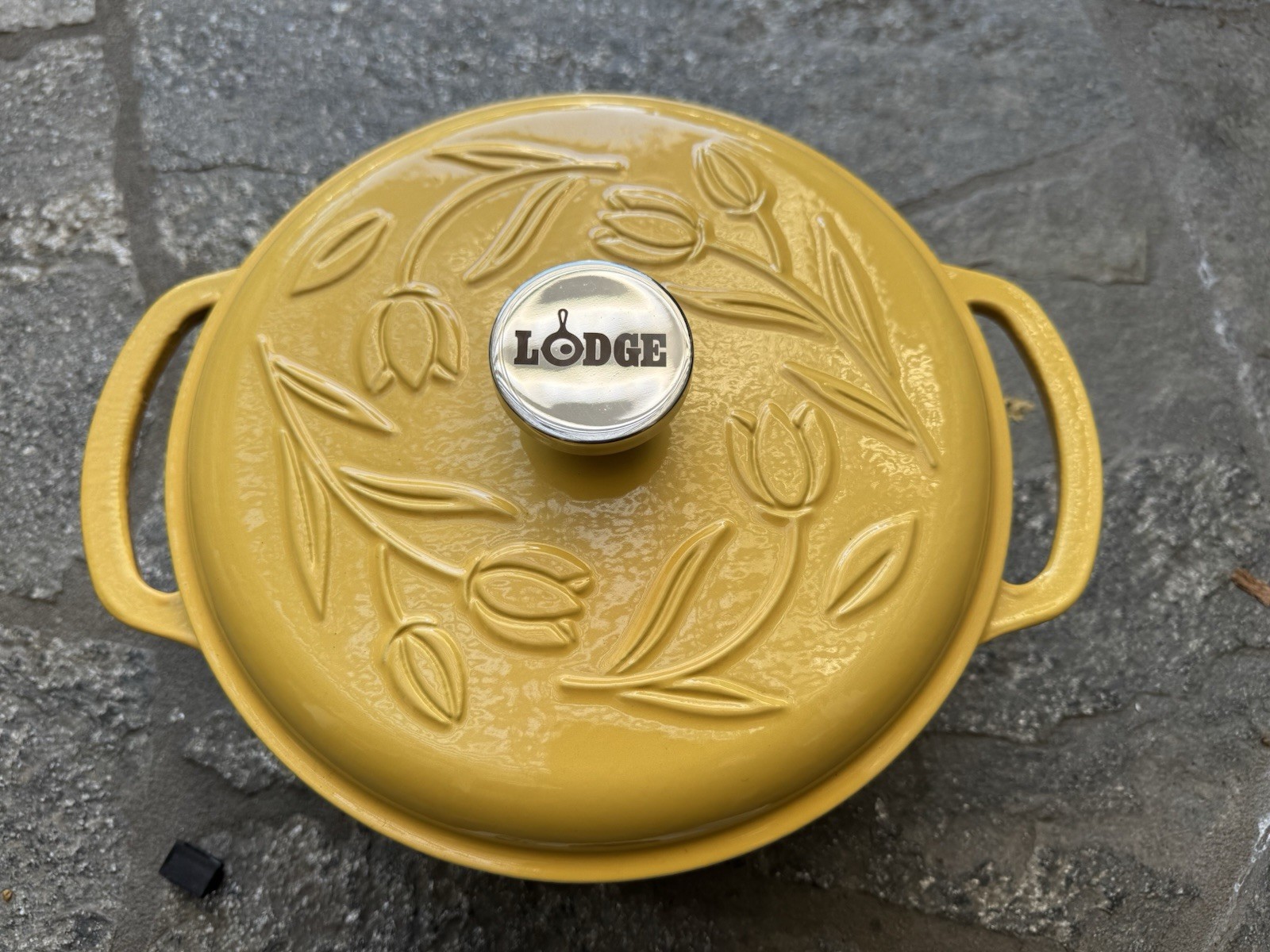 Lodge Tulip Dutch Oven