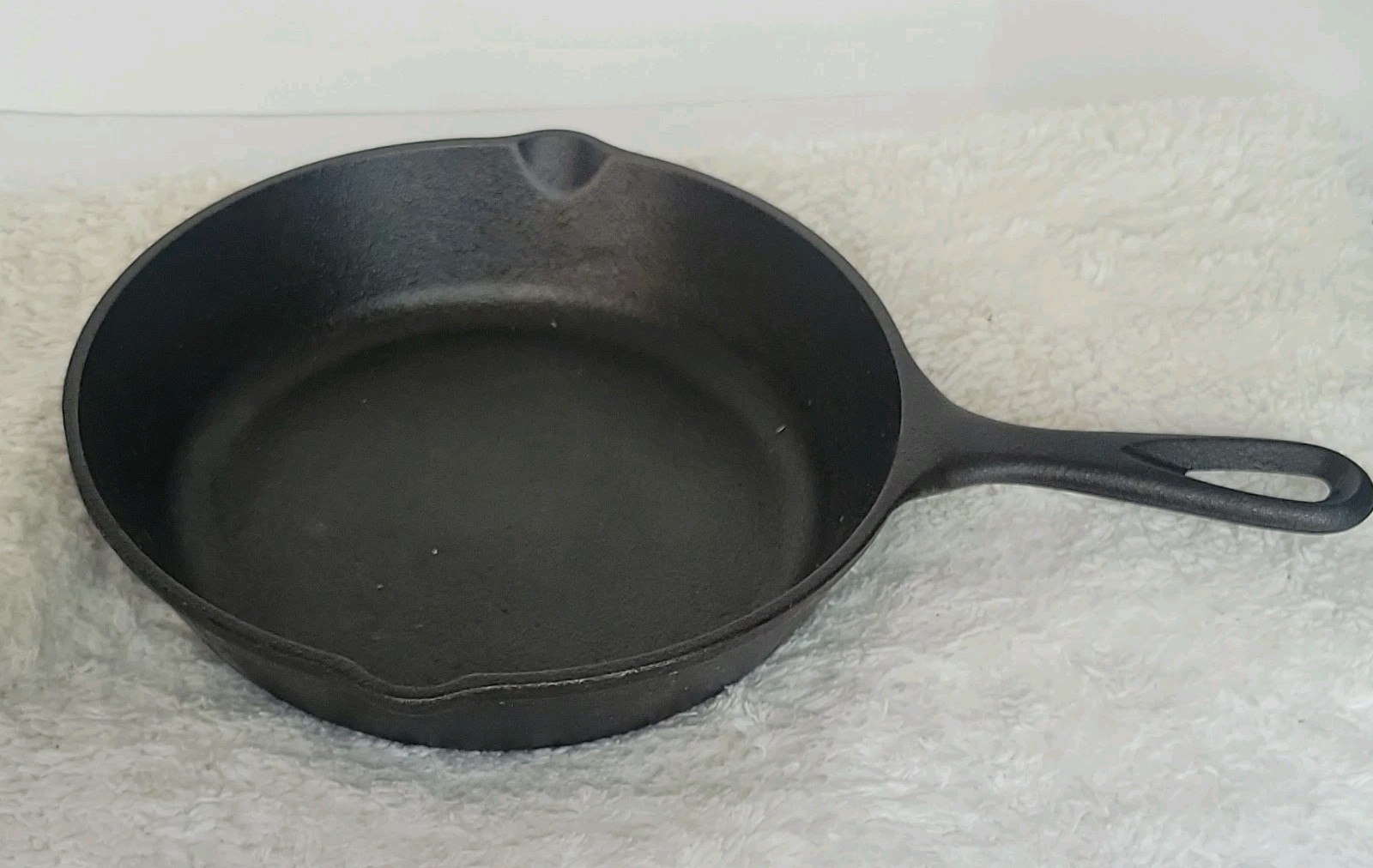Lodge Cast Iron Skillet Frying Pan 9in Round Black Double Pour Spout