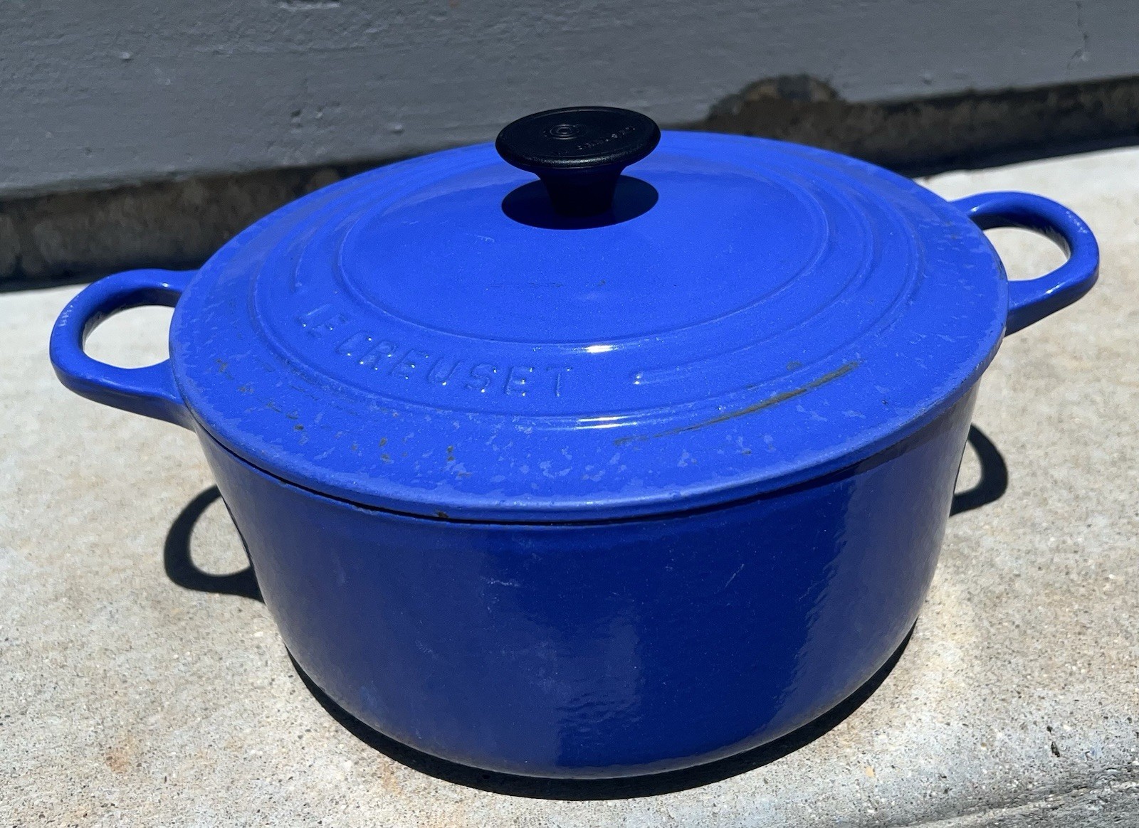 Le Creuset 3 1/2 Qt. Round Dutch Oven POT IS DAMAGED – NOT FOR FOOD USE Blue