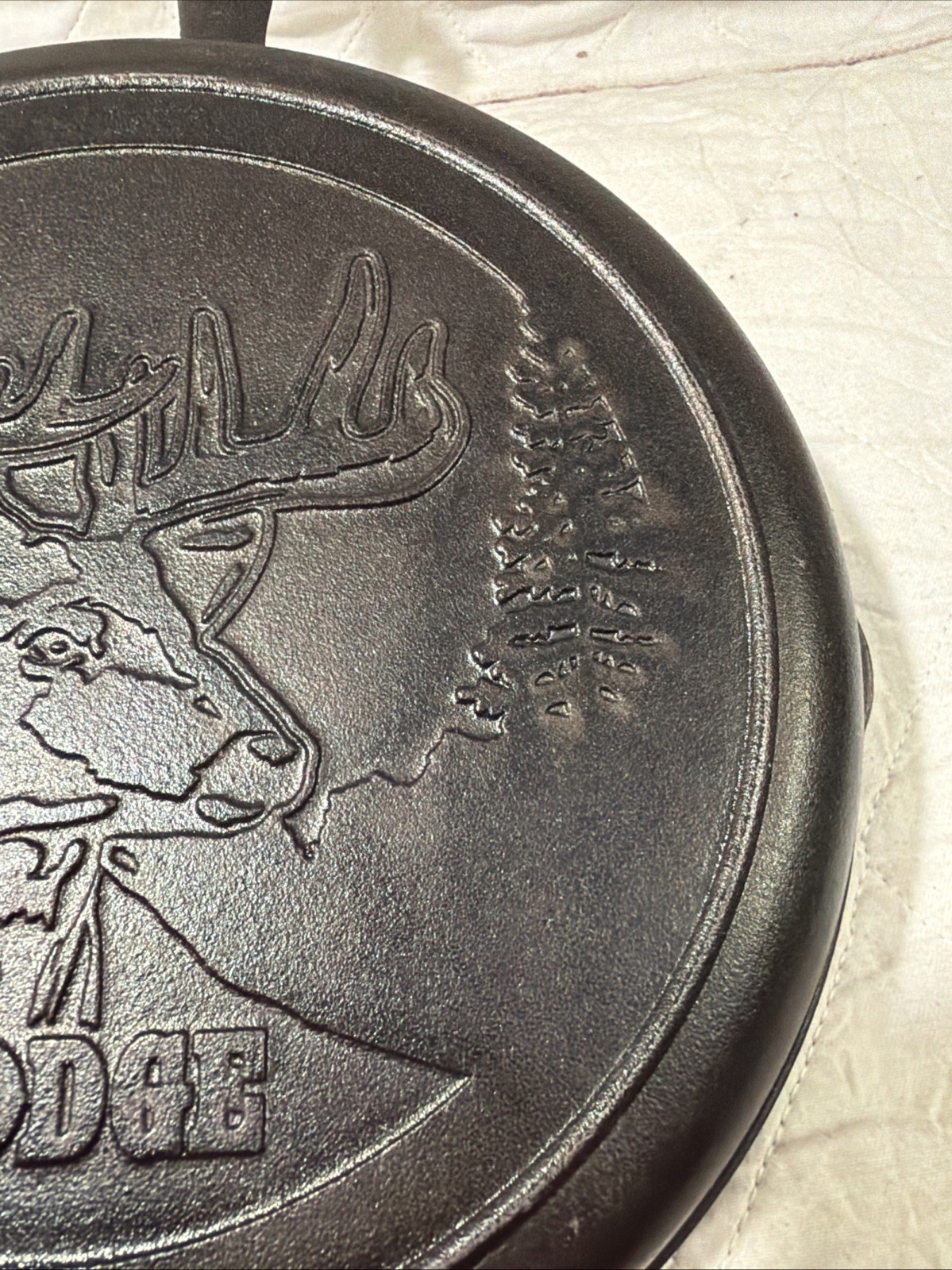 Lodge Wildlife Series-10.25″ Cast Iron Skillet with Deer Scene, 10.25″, Black