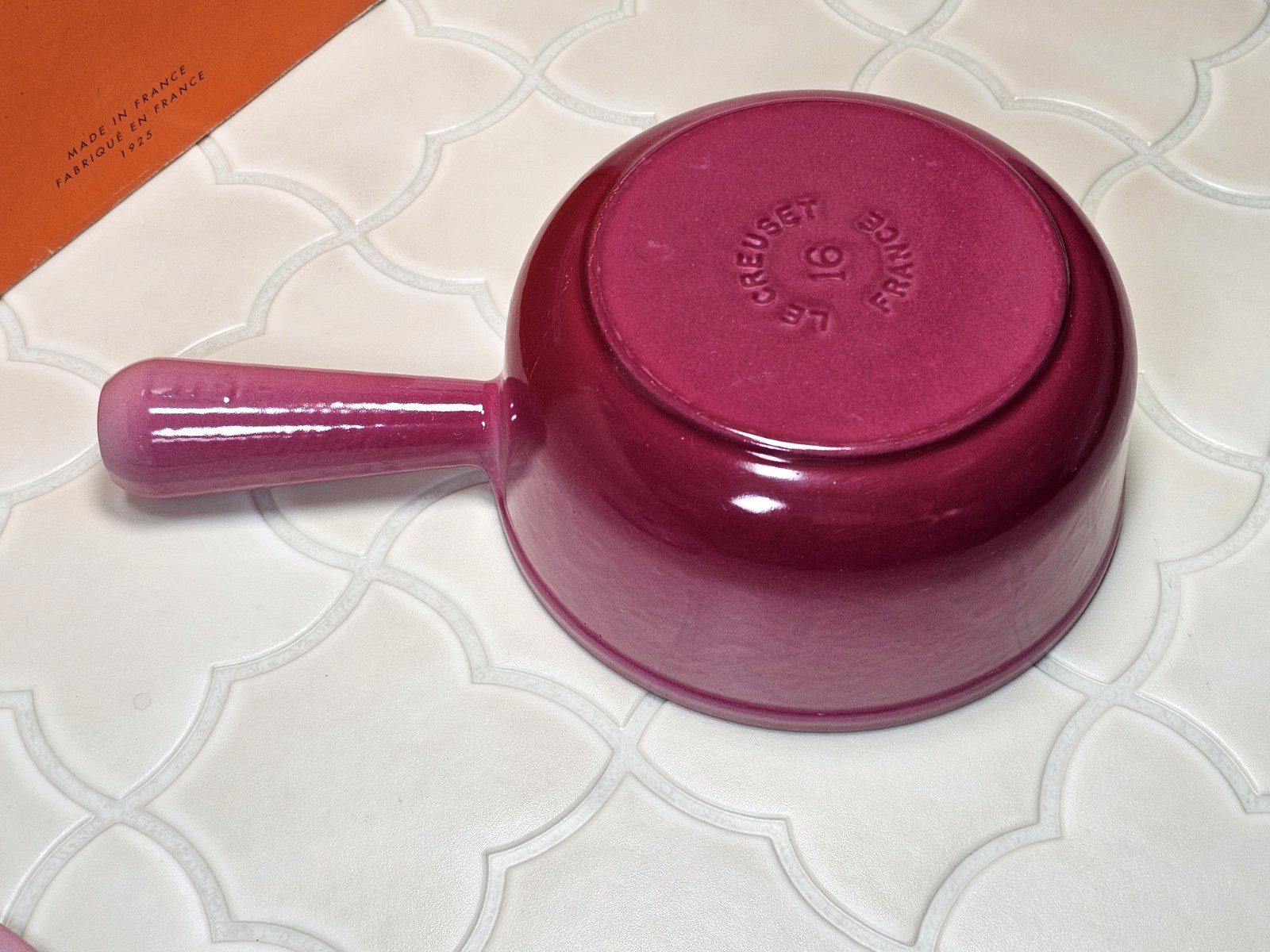 Le Creuset Ombre Pink Saucepan 16cm Cast Iron w/ Lid Display Only Enamel Damage