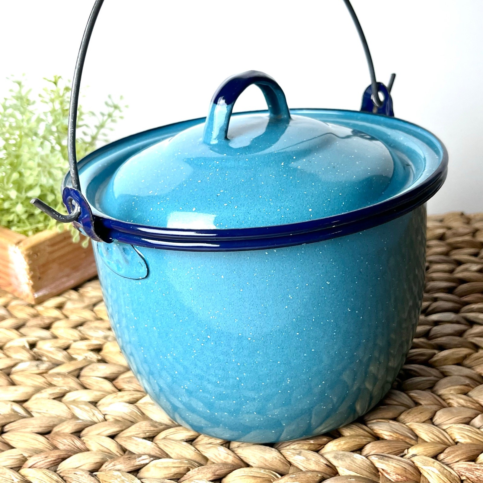 1.5 Quart Enamelware Metal Pot w/ Lid Turquoise Blue White Speckles Navy Accents