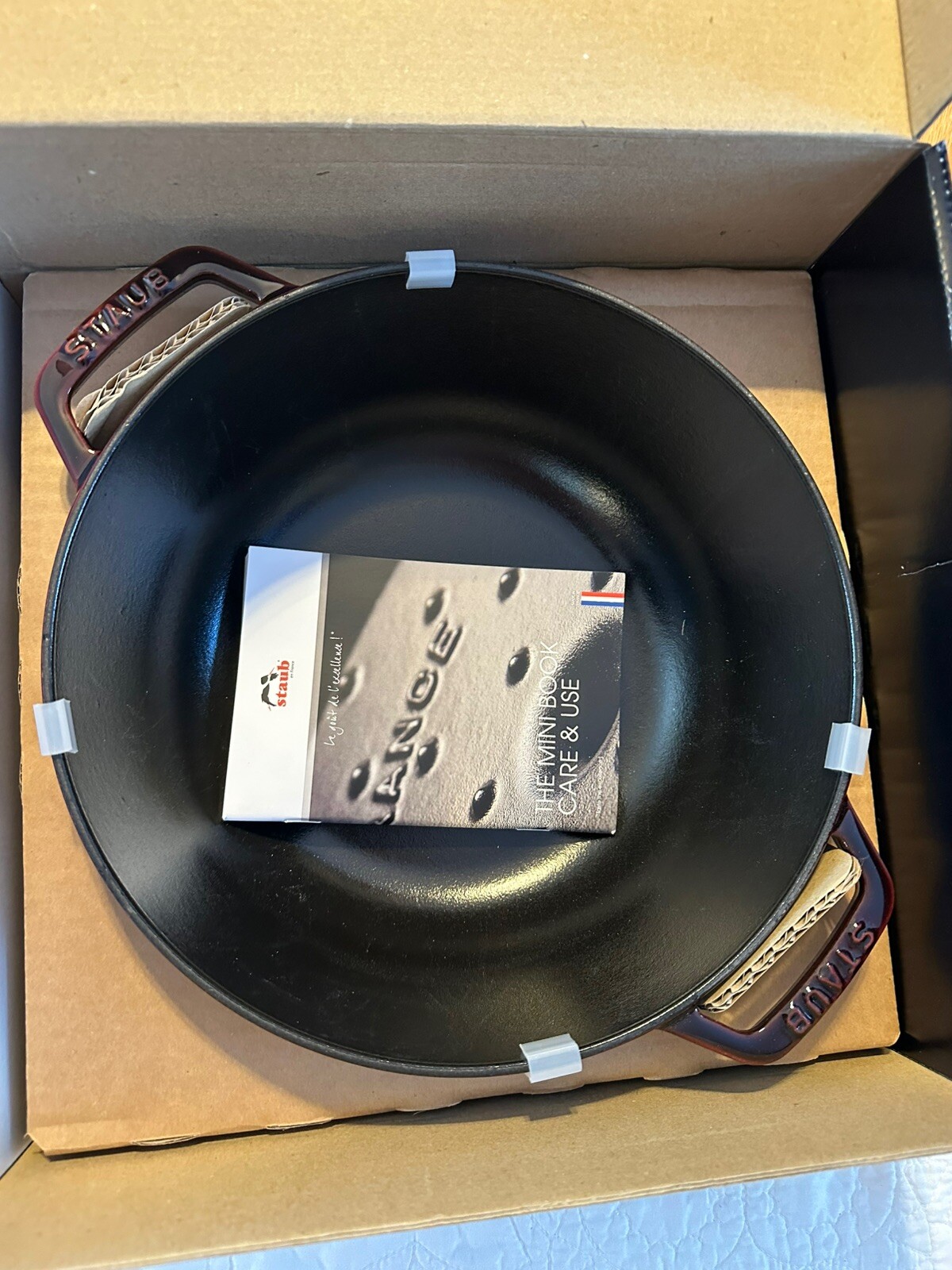 NIB STAUB The Essential French Oven Cast Iron 3.6l/24cm Grenadine Enameled