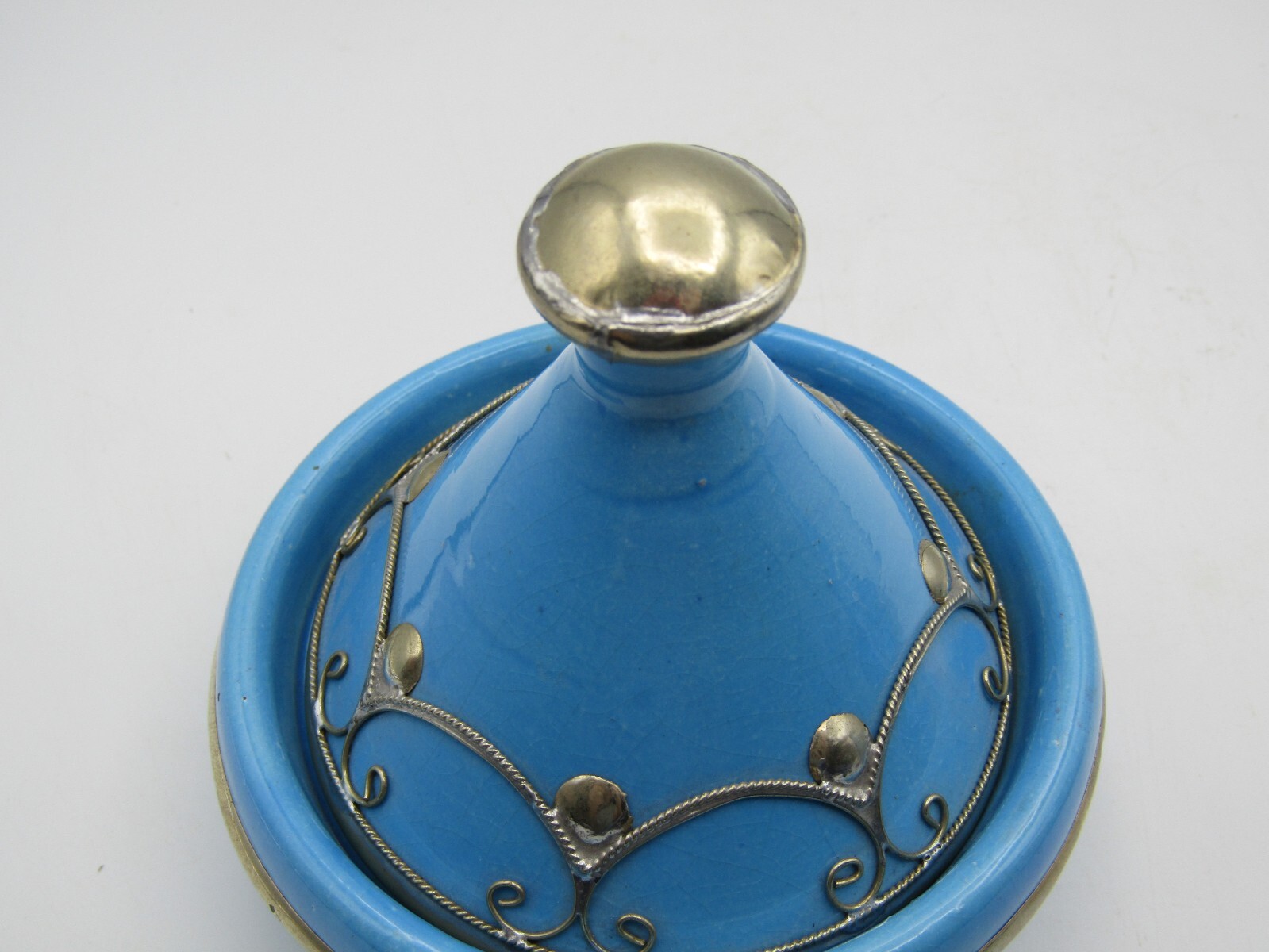 MOROCCAN HANDCRAFTED CLAY POTTERY TAGINE w/NICKEL SILVER OVERLAY (4.25″)