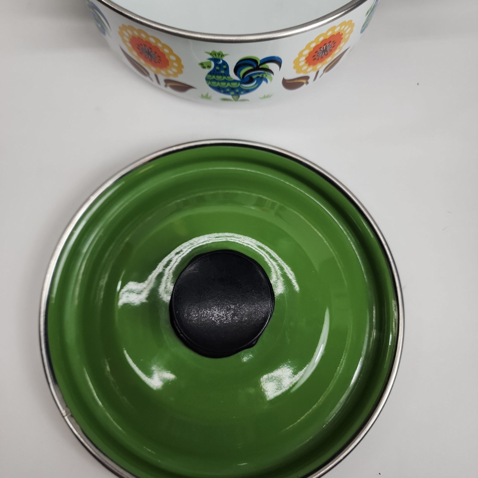 Steel Enamel 2 Qt Rooster And Sunflower w/ Green Lid.