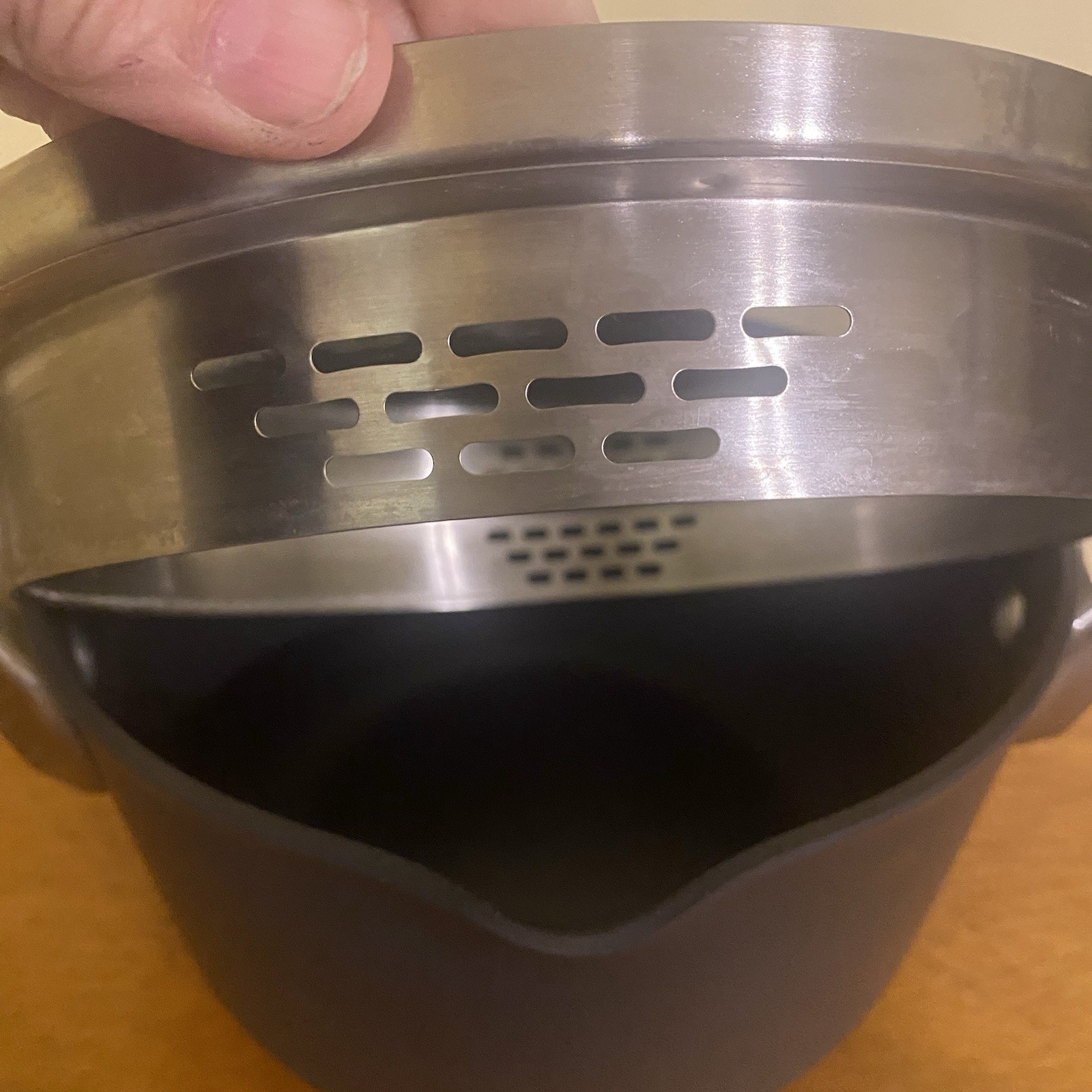 Calphalon 3.5 Pan With Vented Lid 9” Diameter, Handle 8” Weighs 5lbs