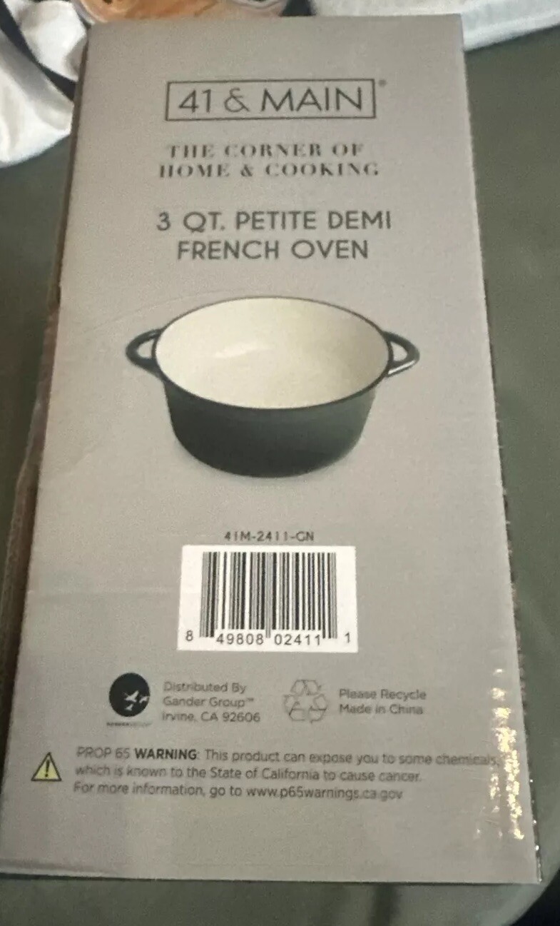 3 QT. petite demi French oven New In Box. Green With Lid. Enamel Cast Iron