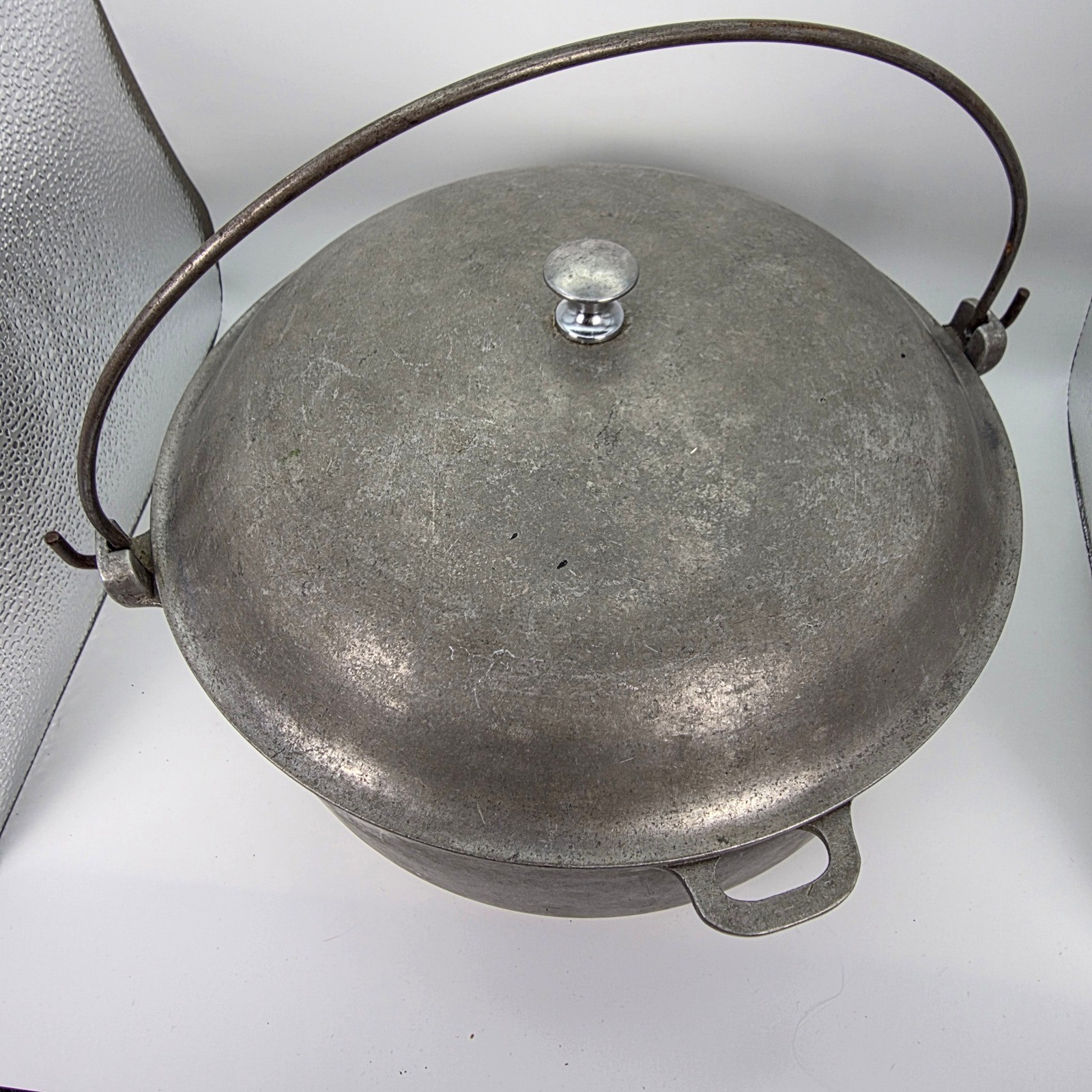 Montgomery Ward Dutch Oven Unisex Large Silver Cast Aluminum Bail Handle Vintage