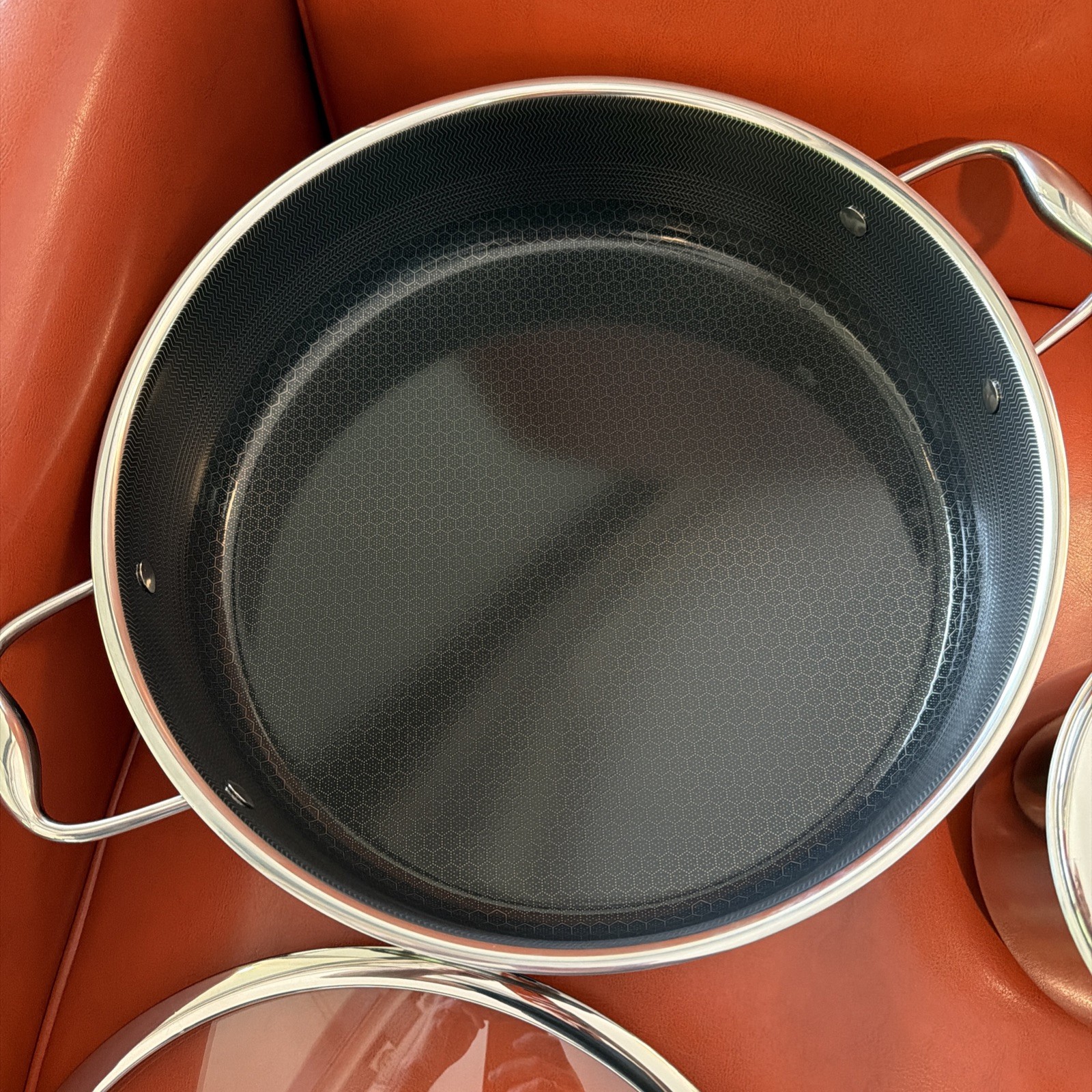 FANTASTIC! HexClad Hybrid Cookware 5-Pc Set w Lids 7QT, 1QT Pot & 12” Griddle