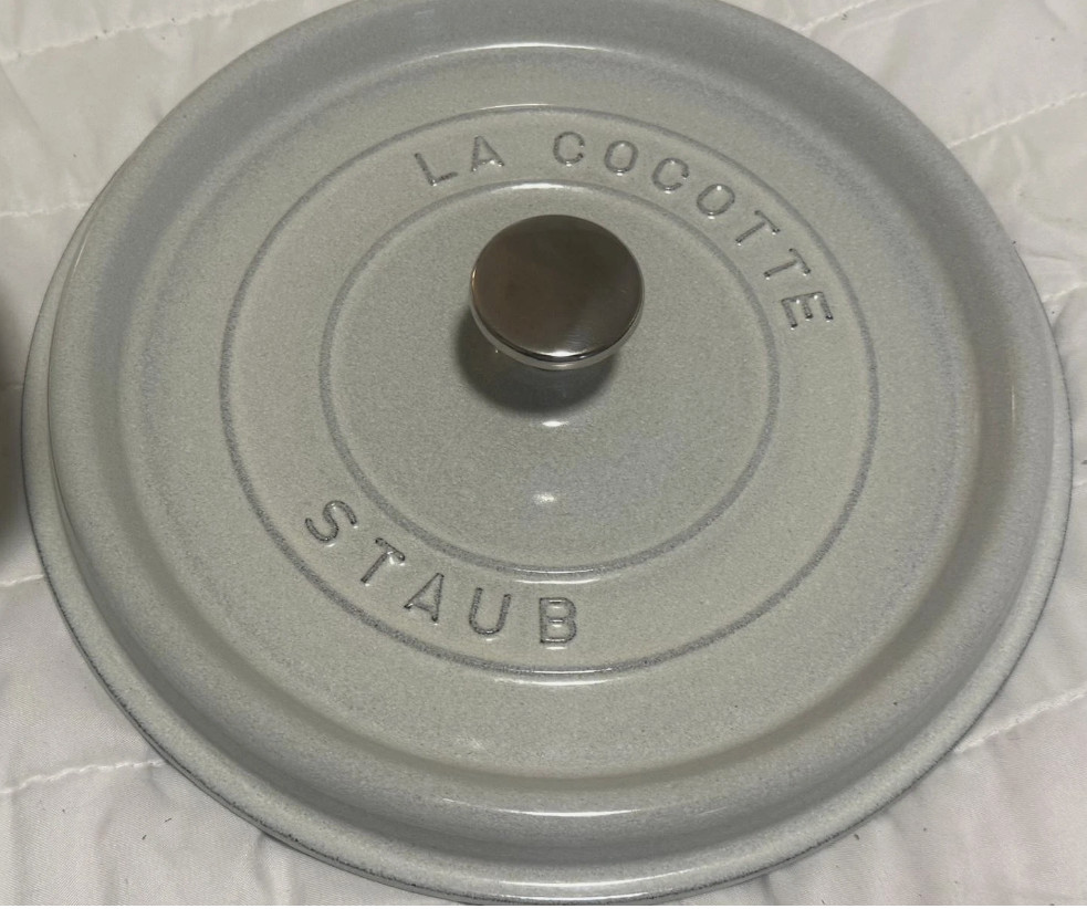 Staub Cast Iron 4 qt, Round, Dutch Oven, White Truffle.
