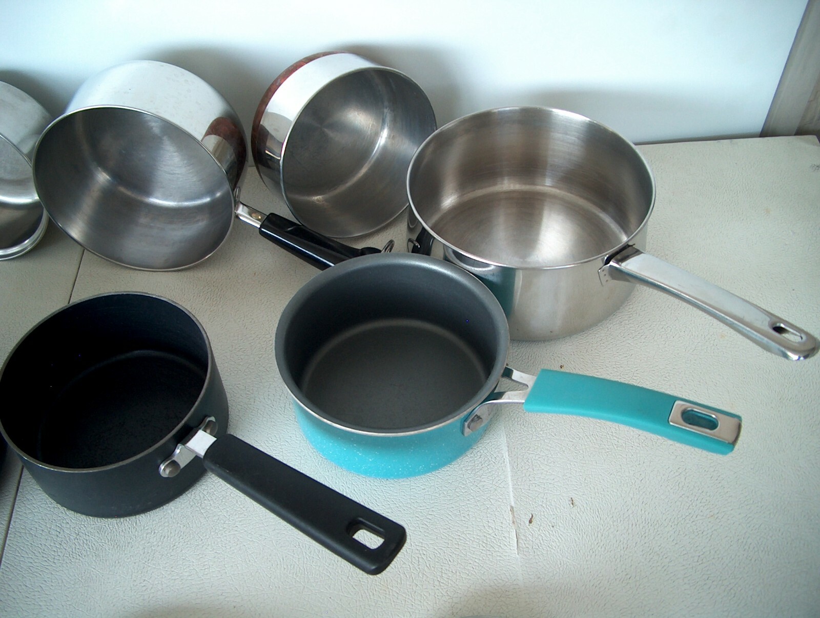 VARIOUS COOKING POTS – 7 PANS