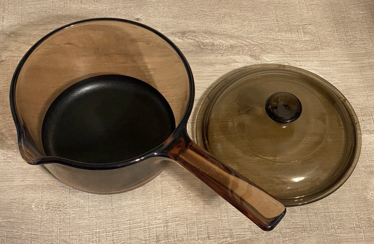 VISION BY CORNING 1 LITER GLASS / SILVERSTONE SAUCEPAN W SPOUT AND LID PREOWNED